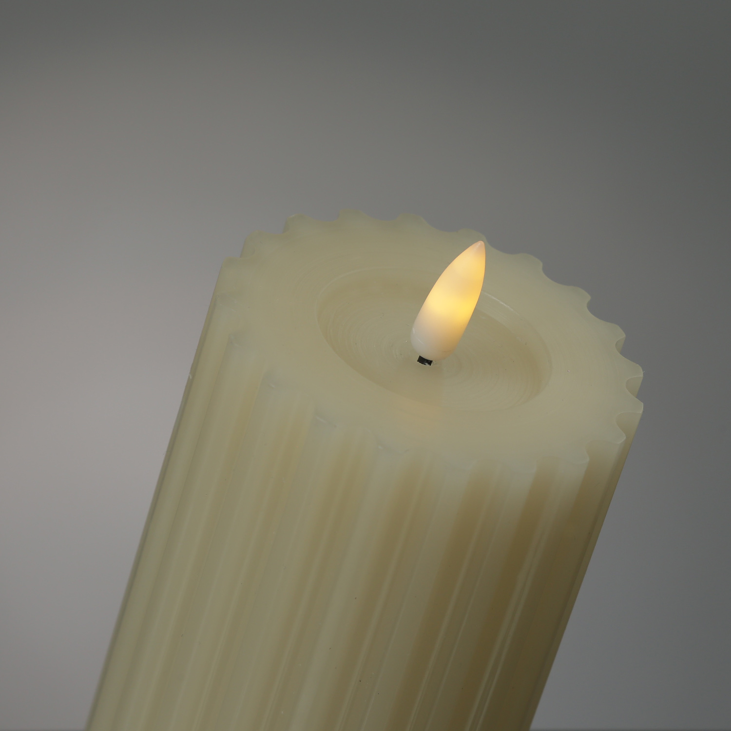 LED Kerze LIV - gerillt - Echtwachs - warmweiße 3D Flamme - H: 17,5cm - D: 7,5cm - Timer - creme LED Kerze LIV - gerillt - Echtwachs - warmweiße 3D Flamme - H: 17,5cm - D: 7,5cm - Timer - creme