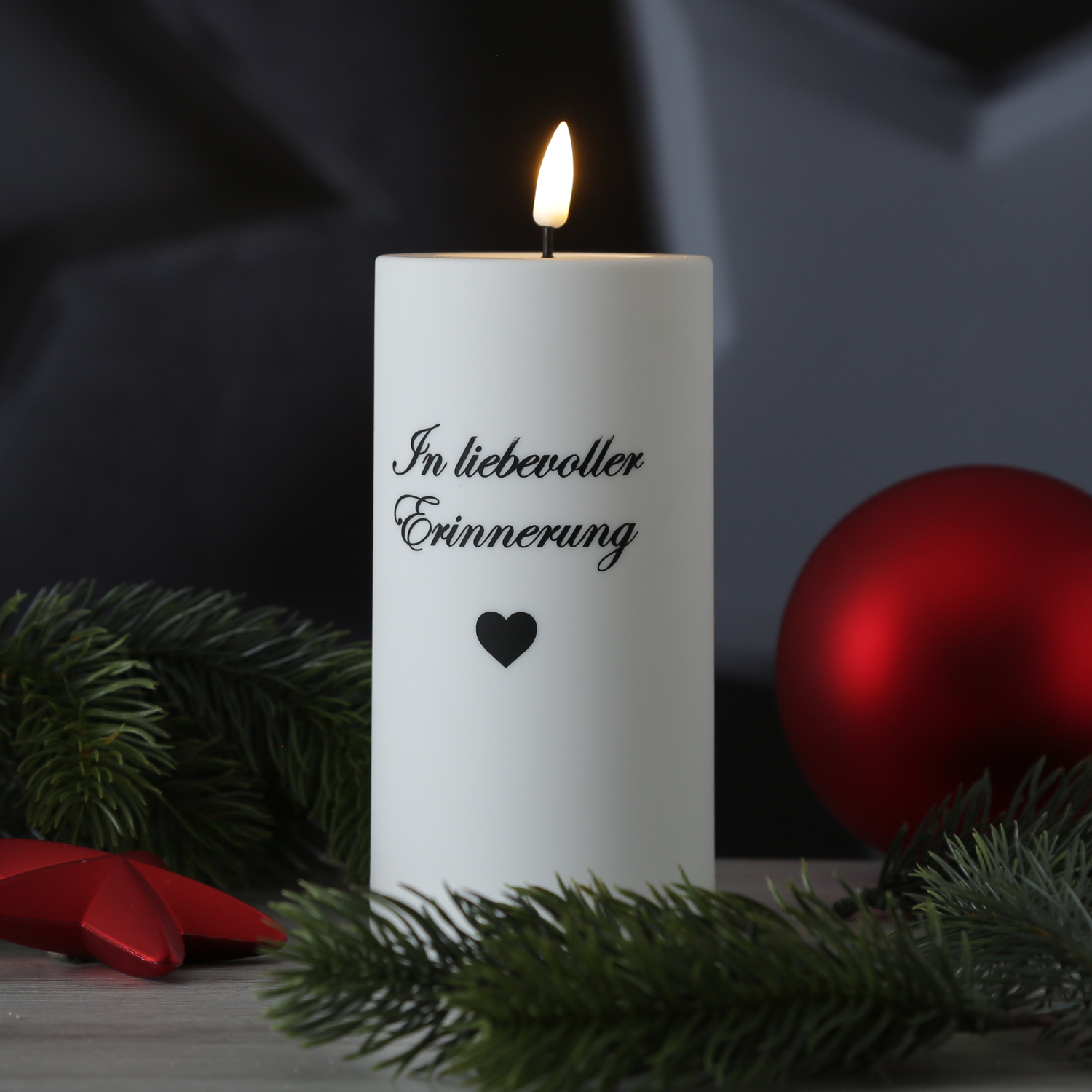 LED Grabkerze MIA - mit Schrift - Grablicht - 3D Flamme - H: 12,5cm - D: 7,5cm - weiß - für Außen LED Grabkerze MIA - mit Schrift - Grablicht - 3D Flamme - H: 12,5cm - D: 7,5cm - weiß - für Außen