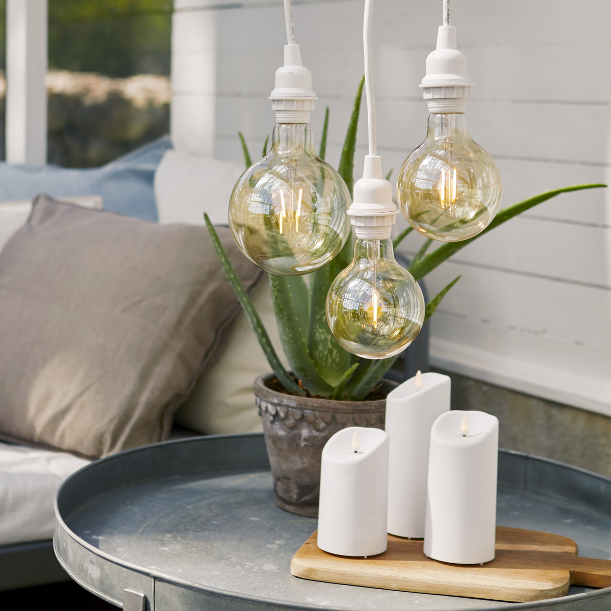 LED Stumpenkerze "Flamme" - Kunststoff - warmweiße 3D Flamme - H: 13cm - Timer - outdoor - weiß LED Stumpenkerze "Flamme" - Kunststoff - warmweiße 3D Flamme - H: 13cm - Timer - outdoor - weiß