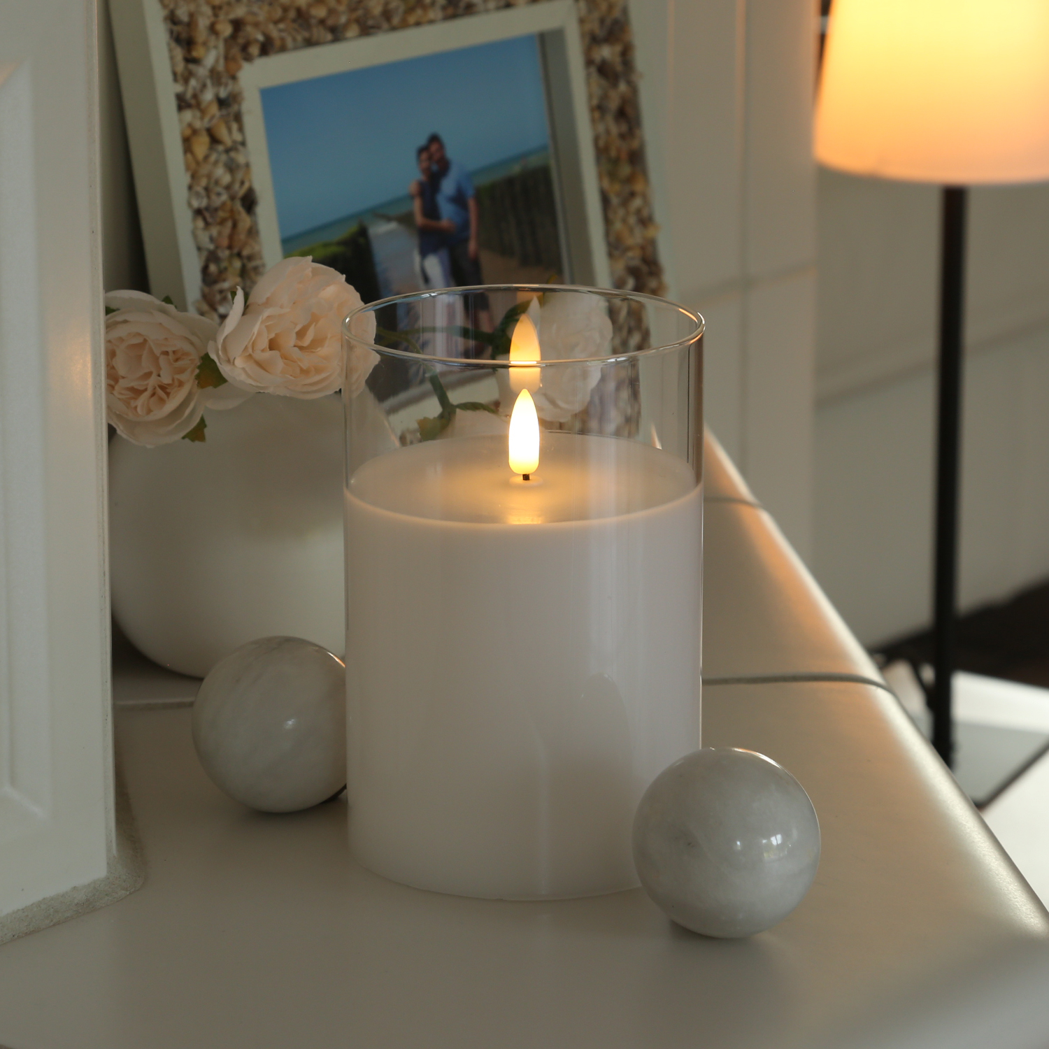 LED Kerze im Glas - Windlicht - Echtwachs - flackernde 3D Flamme - Timer - H: 15cm - D: 10cm - weiß LED Kerze im Glas - Windlicht - Echtwachs - flackernde 3D Flamme - Timer - H: 15cm - D: 10cm - weiß