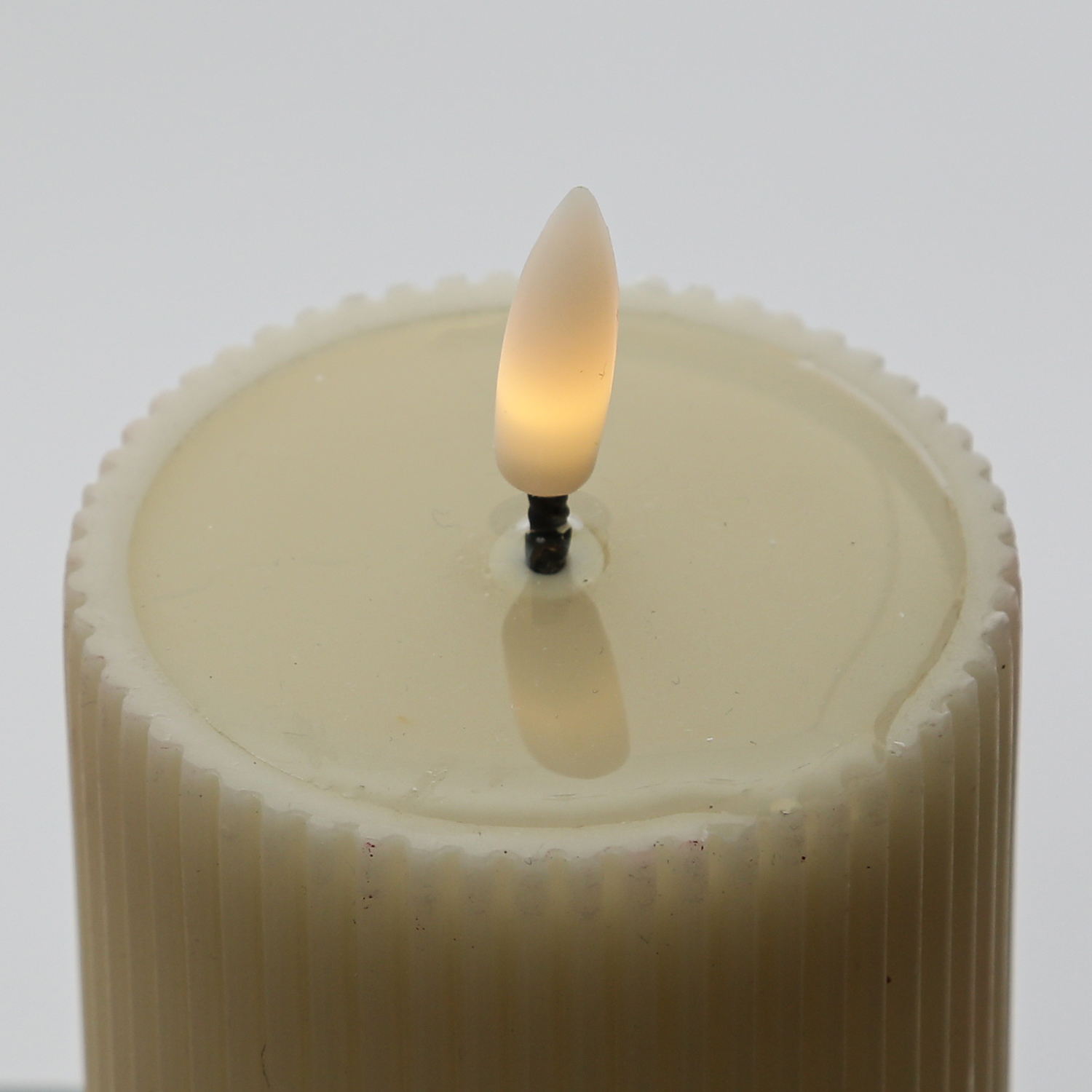 LED Kerze LIV - gerillt - Echtwachs - warmweiße 3D Flamme - H: 18cm - D: 7cm - Timer - creme LED Kerze LIV - gerillt - Echtwachs - warmweiße 3D Flamme - H: 18cm - D: 7cm - Timer - creme