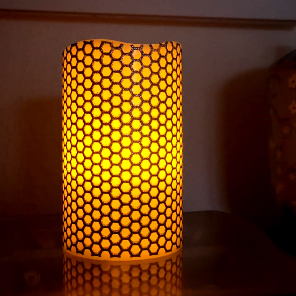 LED Kerze "Honey" - Echtwachs - gelbe LED Flamme - flackernd - D: 7,5cm, H: 12cm - silber/weißß