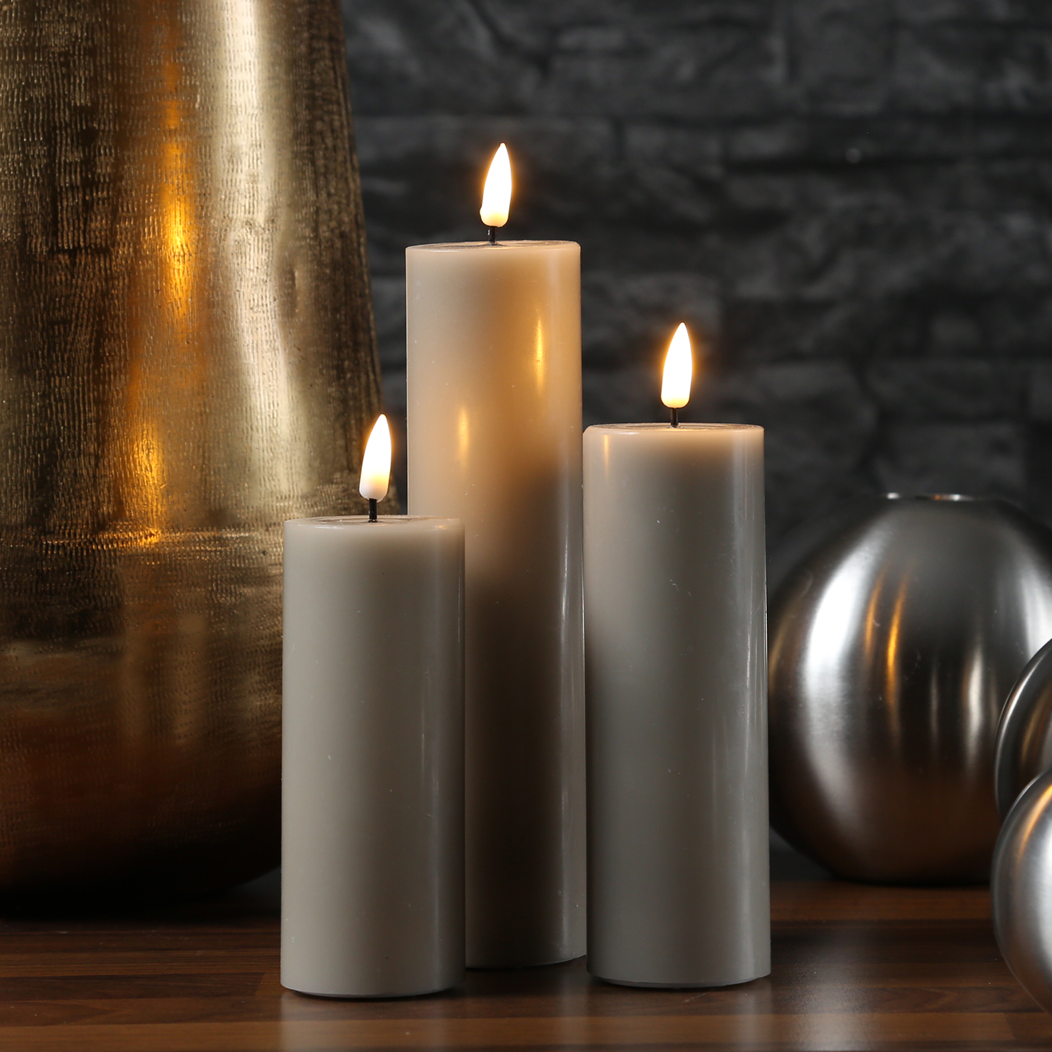 LED Stumpenkerze MIA - Echtwachs - realistische 3D Flamme - H: 15cm - D: 5cm - sand/taupe LED Stumpenkerze MIA - Echtwachs - realistische 3D Flamme - H: 15cm - D: 5cm - sand/taupe