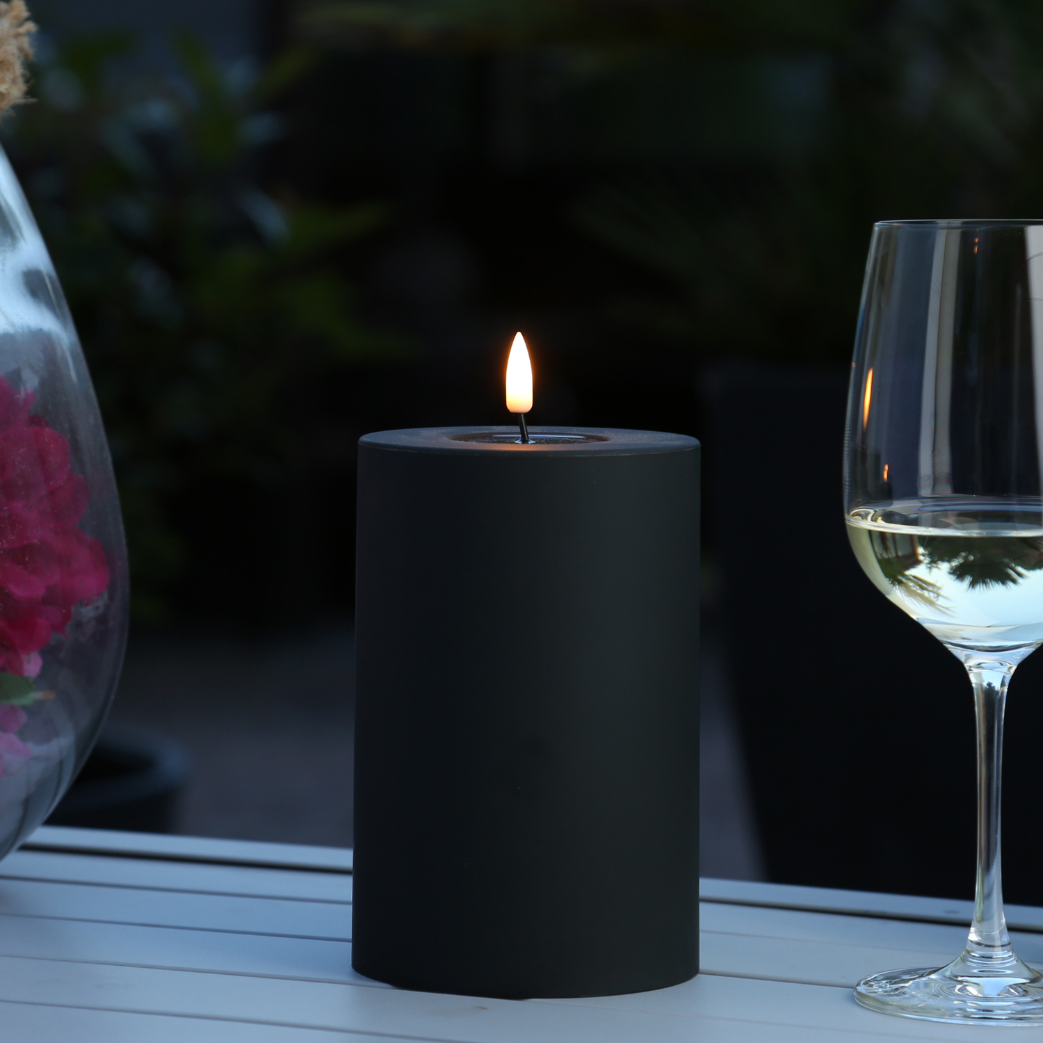 LED Stumpenkerze MIA - Kunststoff - realistische 3D Flamme - H: 15cm - f. Außen - schwarz LED Stumpenkerze MIA - Kunststoff - realistische 3D Flamme - H: 15cm - f. Außen - schwarz