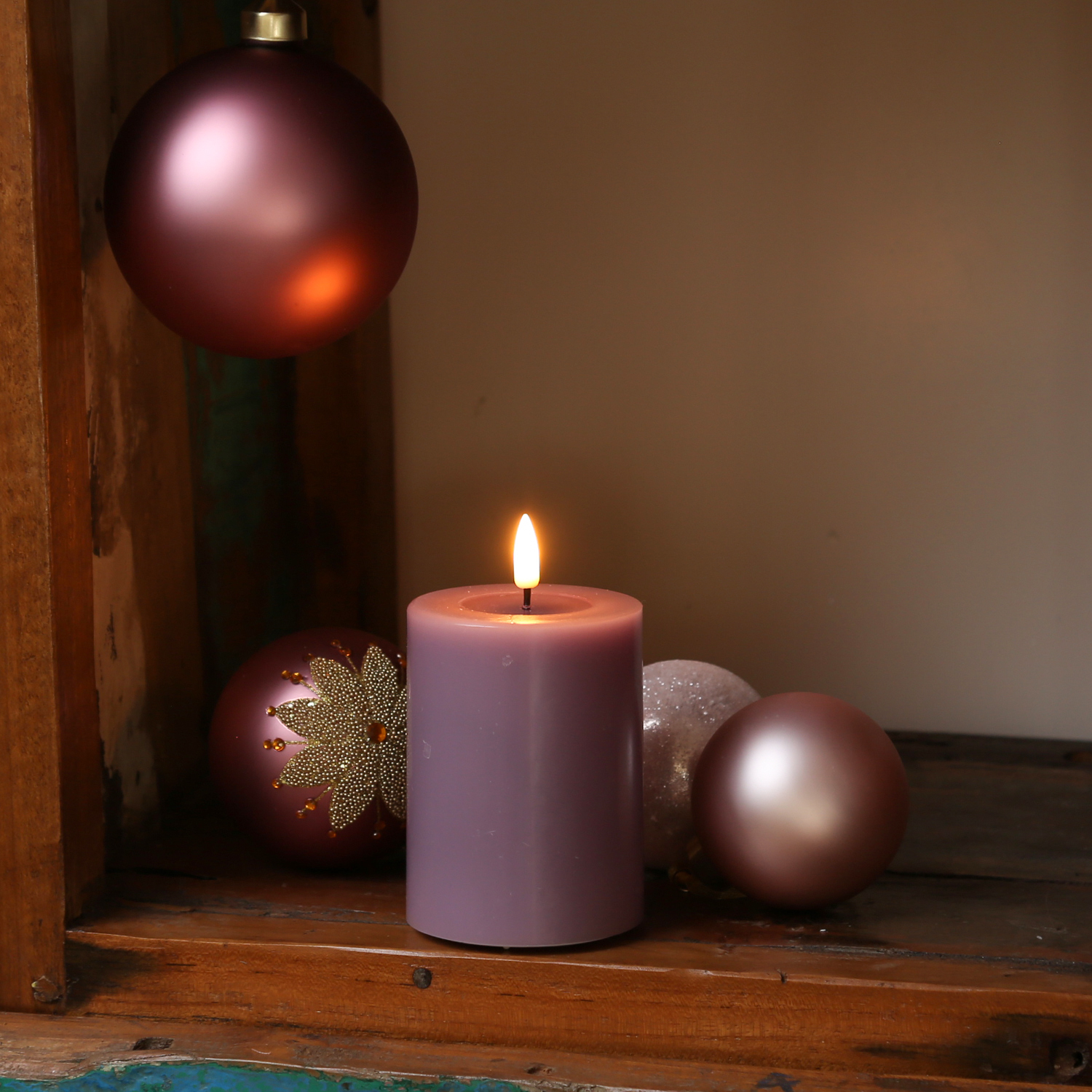 LED Stumpenkerze MIA - Echtwachs - realistische 3D Flamme - H: 10cm - Batteriebetrieb - flieder LED Stumpenkerze MIA - Echtwachs - realistische 3D Flamme - H: 10cm - Batteriebetrieb - flieder