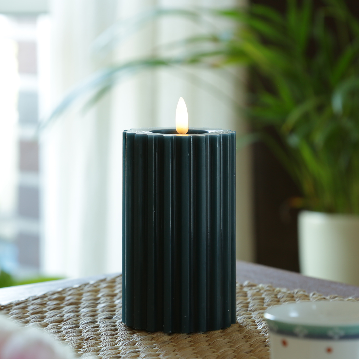 LED Kerze LIV - gerillt - Echtwachs - warmweiße 3D Flamme - H: 14,5cm - D: 7,5cm - Timer - blau LED Kerze LIV - gerillt - Echtwachs - warmweiße 3D Flamme - H: 14,5cm - D: 7,5cm - Timer - blau