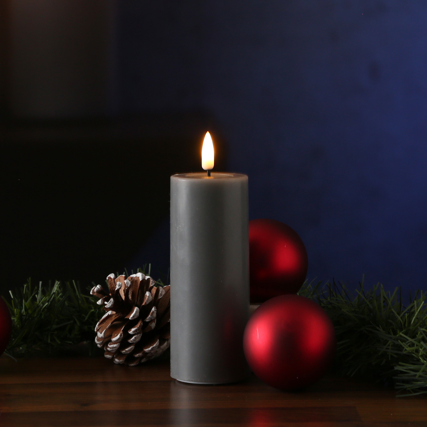 LED Stumpenkerze MIA - Echtwachs - realistische 3D Flamme - H: 15cm D: 5cm - Batterie - grau LED Stumpenkerze MIA - Echtwachs - realistische 3D Flamme - H: 15cm D: 5cm - Batterie - grau