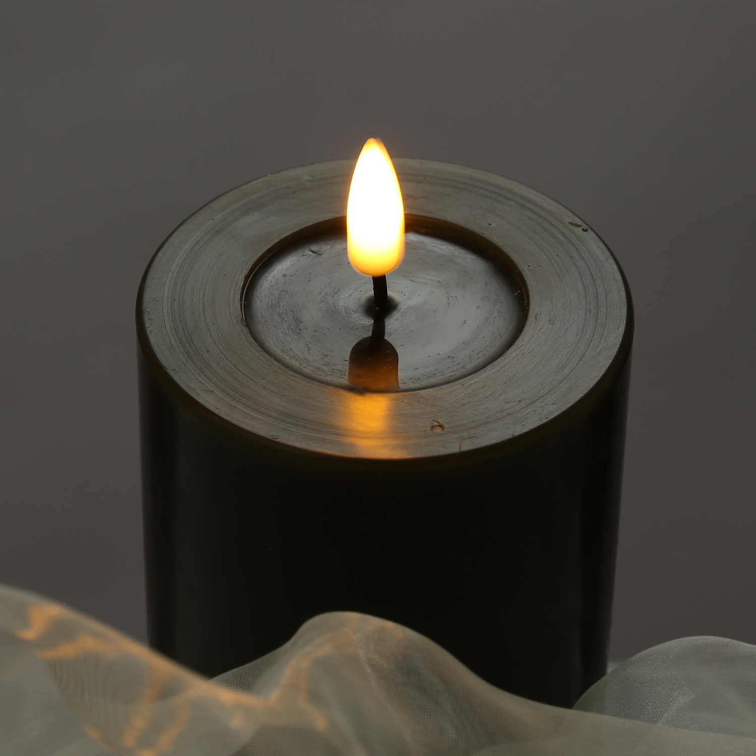 LED Stumpenkerze MIA - Echtwachs - realistische 3D Flamme - H: 15cm - D: 5cm - dunkelgrün