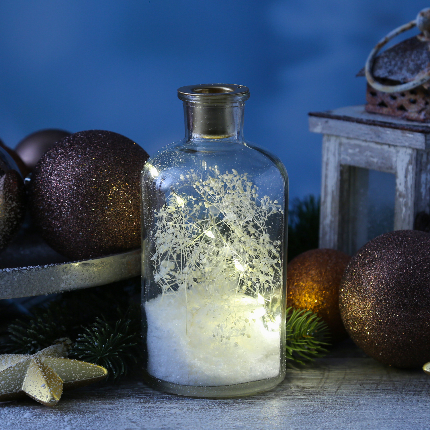 LED Dekoglas Trockenblumen im Schnee - Stabkerzenhalter - 10 warmweiße LED - H: 16cm - Timer LED Dekoglas Trockenblumen im Schnee - Stabkerzenhalter - 10 warmweiße LED - H: 16cm - Timer