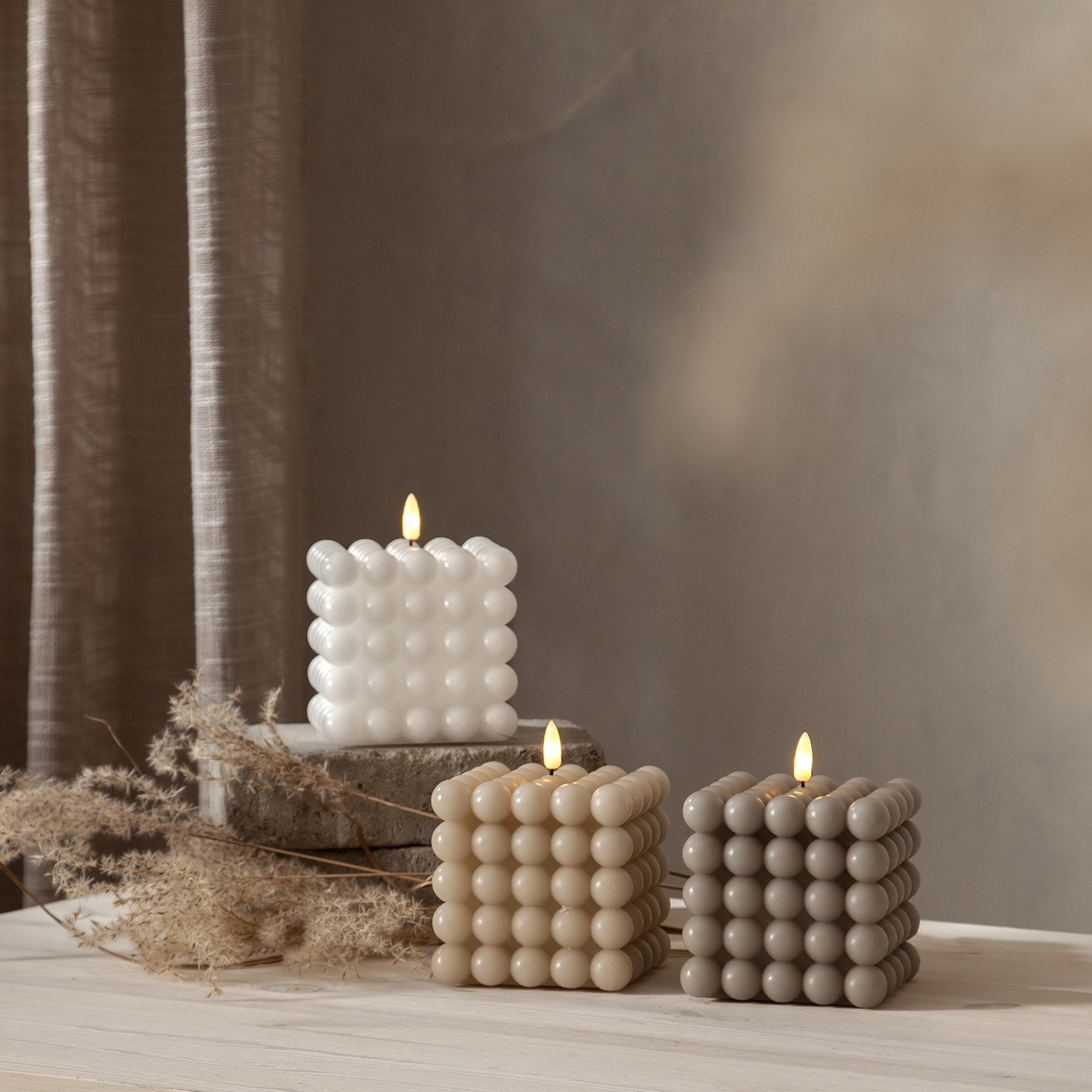 LED Kerze Bubble - Würfelkerze - Echtwachs - realistische 3D Flamme - H: 12,5cm - Timer - grau LED Kerze Bubble - Würfelkerze - Echtwachs - realistische 3D Flamme - H: 12,5cm - Timer - grau