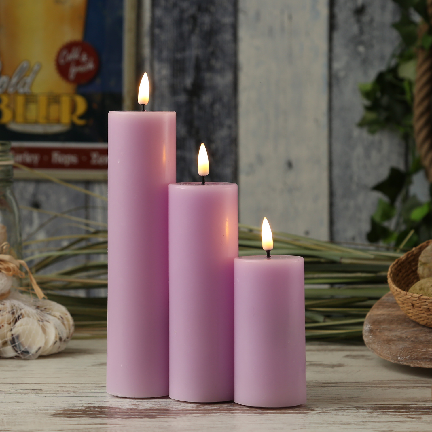 LED Stumpenkerze MIA - Echtwachs - realistische 3D Flamme - H: 20cm - D: 5cm - lavendel