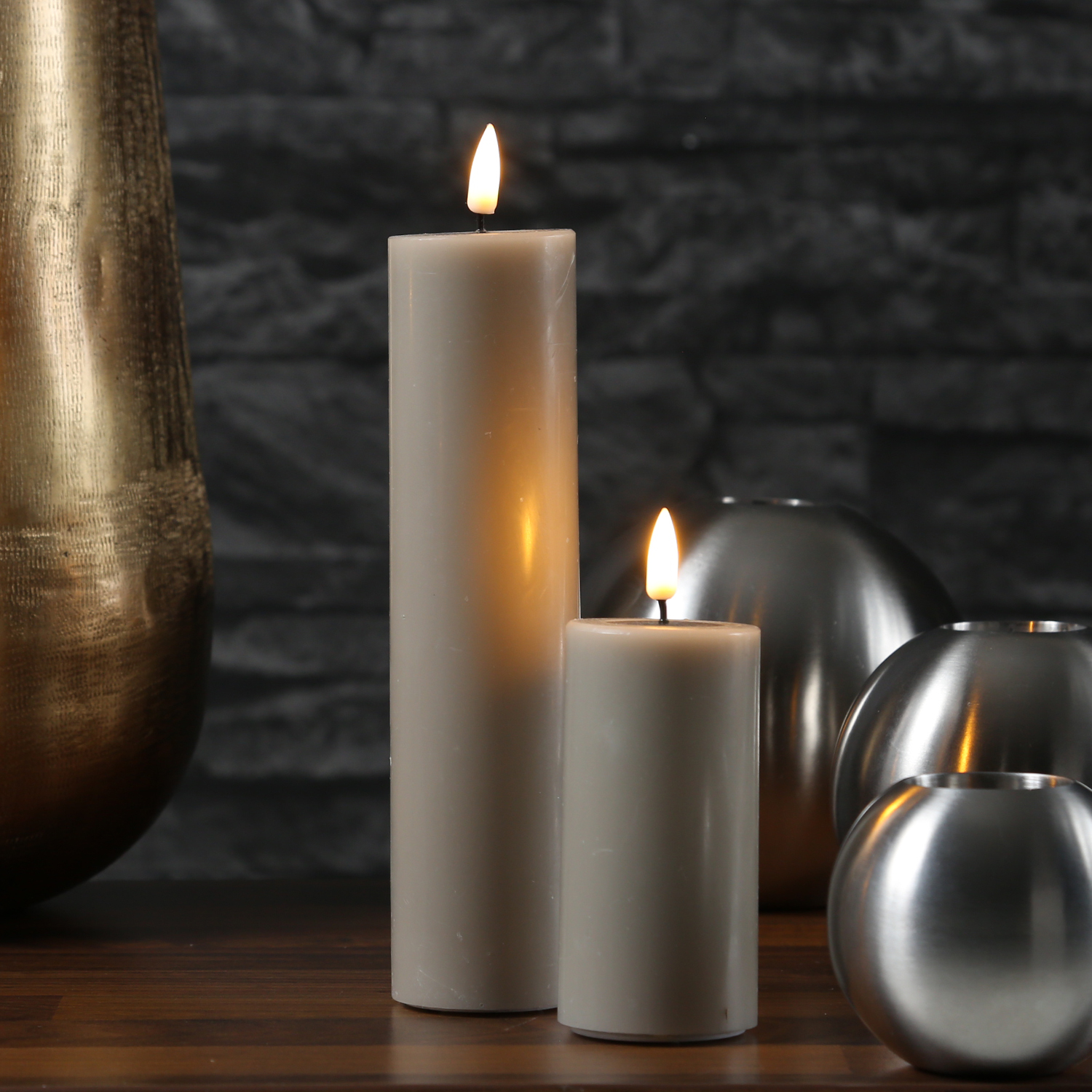 LED Stumpenkerze MIA - Echtwachs - realistische 3D Flamme - H 20cm - D 5cm - sand/taupe LED Stumpenkerze MIA - Echtwachs - realistische 3D Flamme - H 20cm - D 5cm - sand/taupe