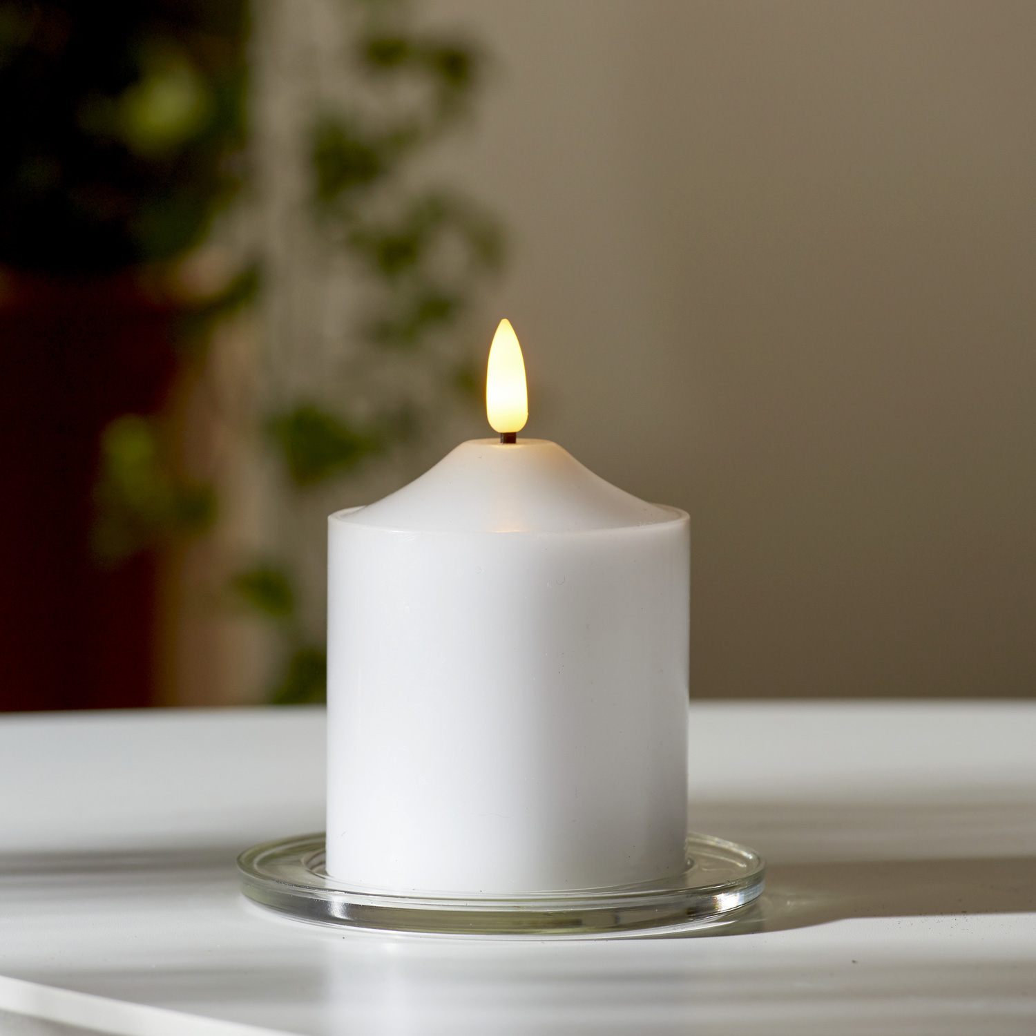 LED Stumpenkerze Flamme - Echtwachs - warmweiße 3D Flamme - H: 12cm - Batterie - Timer - weiß LED Stumpenkerze Flamme - Echtwachs - warmweiße 3D Flamme - H: 12cm - Batterie - Timer - weiß