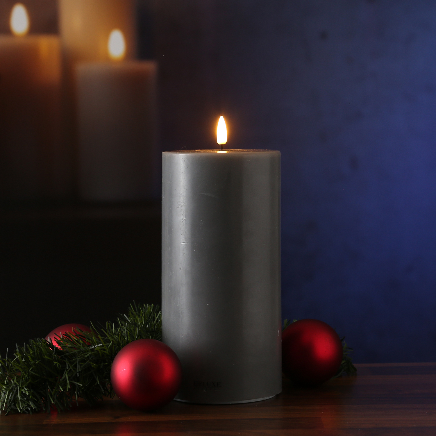 LED Stumpenkerze MIA - Echtwachs - realistische 3D Flamme - H: 20cm D:10cm - Batteriebetrieb - grau LED Stumpenkerze MIA - Echtwachs - realistische 3D Flamme - H: 20cm D:10cm - Batteriebetrieb - grau