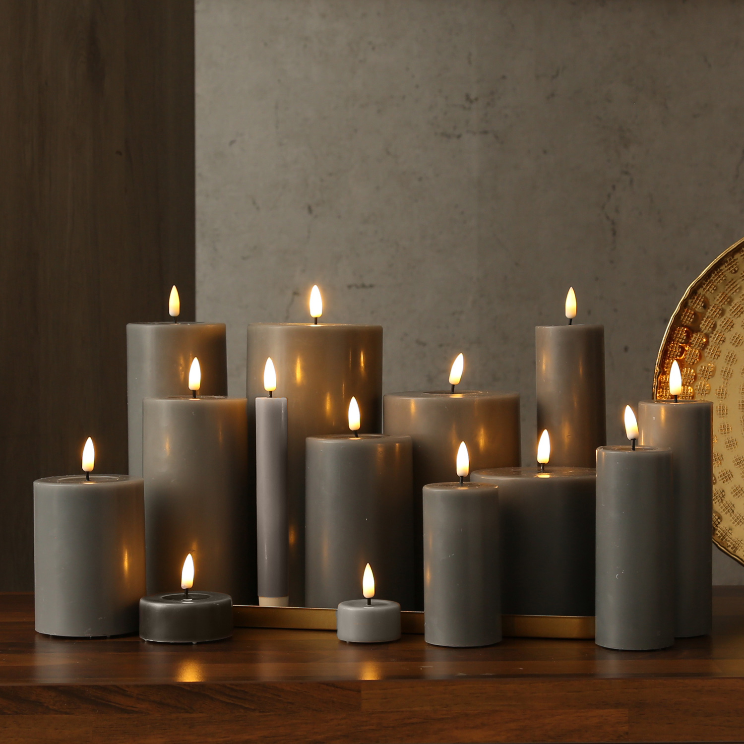 LED Stumpenkerze MIA - Echtwachs - realistische 3D Flamme - H: 20cm - Batteriebetrieb - grau LED Stumpenkerze MIA - Echtwachs - realistische 3D Flamme - H: 20cm - Batteriebetrieb - grau