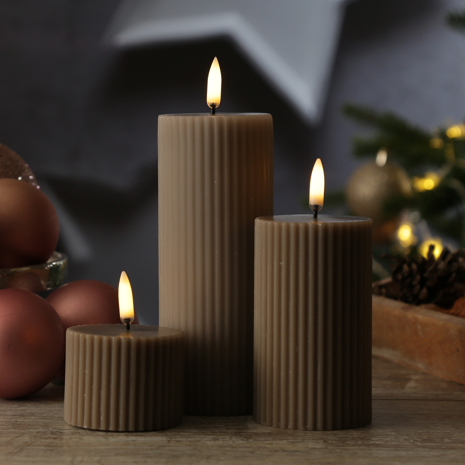 LED Kerze THEA - mit Rillen - Echtwachs - 3D Flamme - D: 5,8cm - H: 10,1cm - Timer - sand/taupe