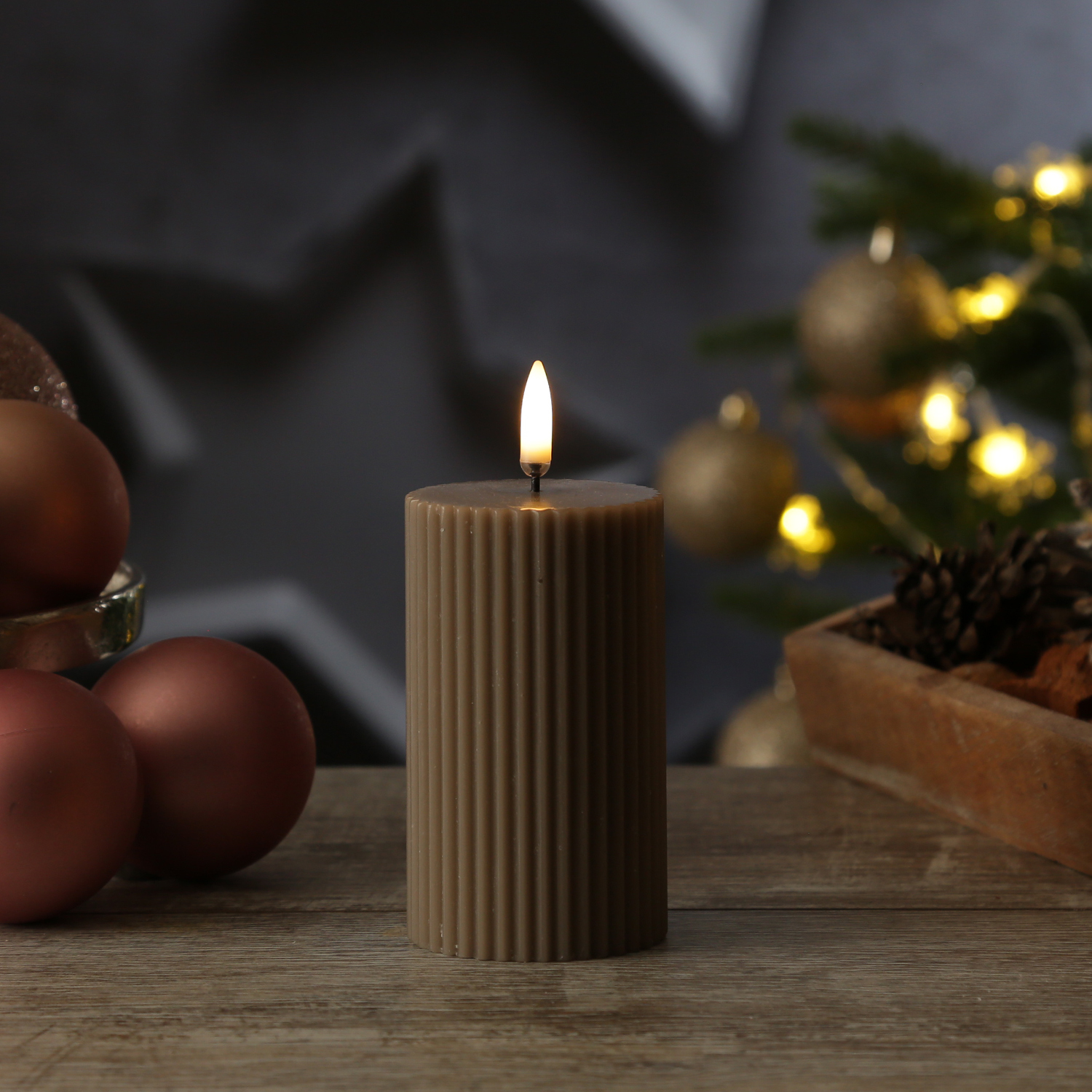 LED Kerze THEA - mit Rillen - Echtwachs - 3D Flamme - D: 5,8cm - H: 10,1cm - Timer - sand/taupe