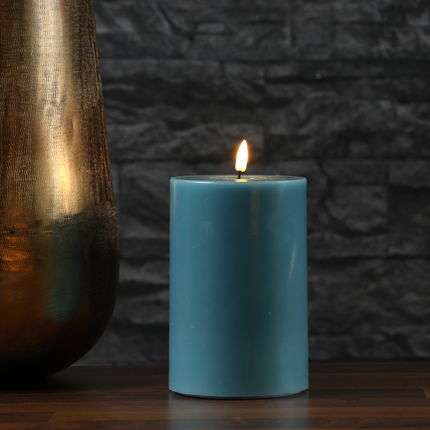 LED Stumpenkerze MIA - Echtwachs - realistische 3D Flamme - H: 15cm - D: 10cm - jadegrün LED Stumpenkerze MIA - Echtwachs - realistische 3D Flamme - H: 15cm - D: 10cm - jadegrün