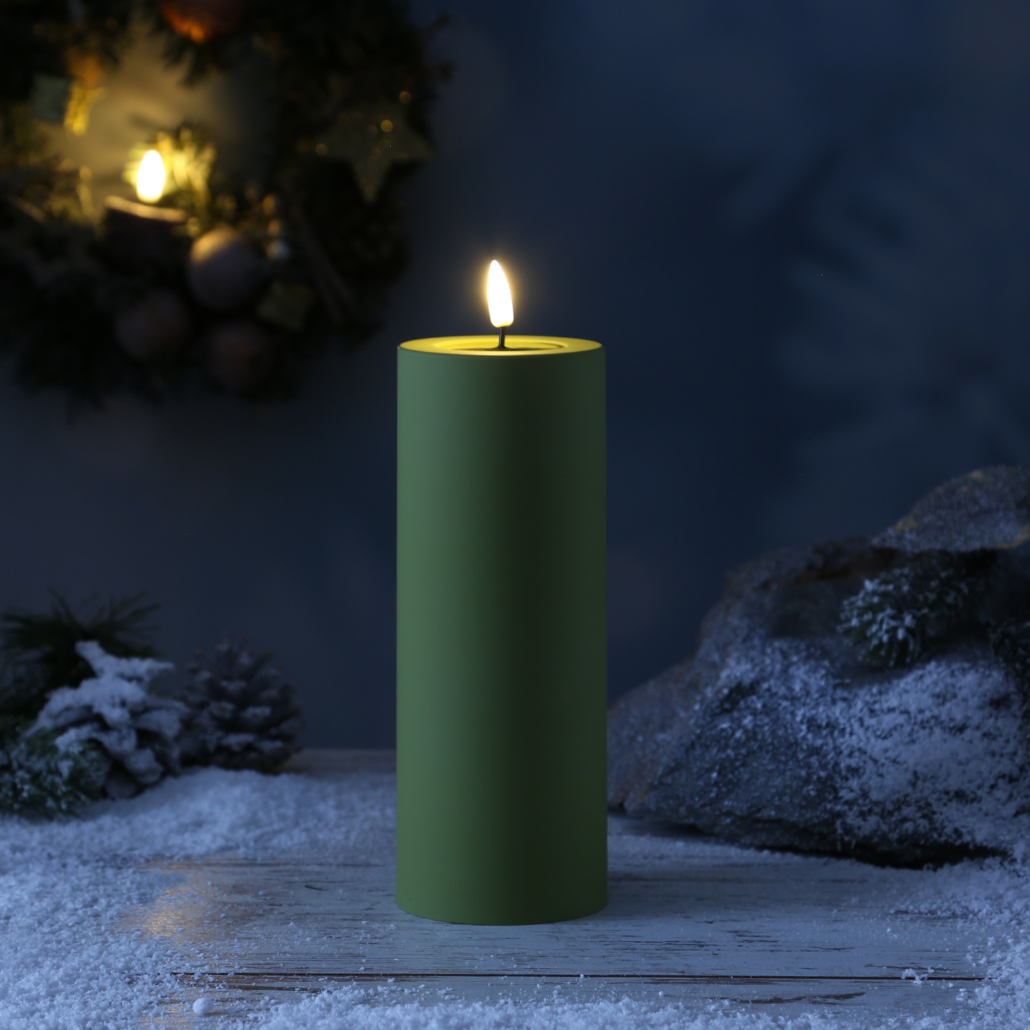 LED Stumpenkerze MIA - Kunststoff - realistische 3D Flamme - H: 20cm - outdoor - grün LED Stumpenkerze MIA - Kunststoff - realistische 3D Flamme - H: 20cm - outdoor - grün