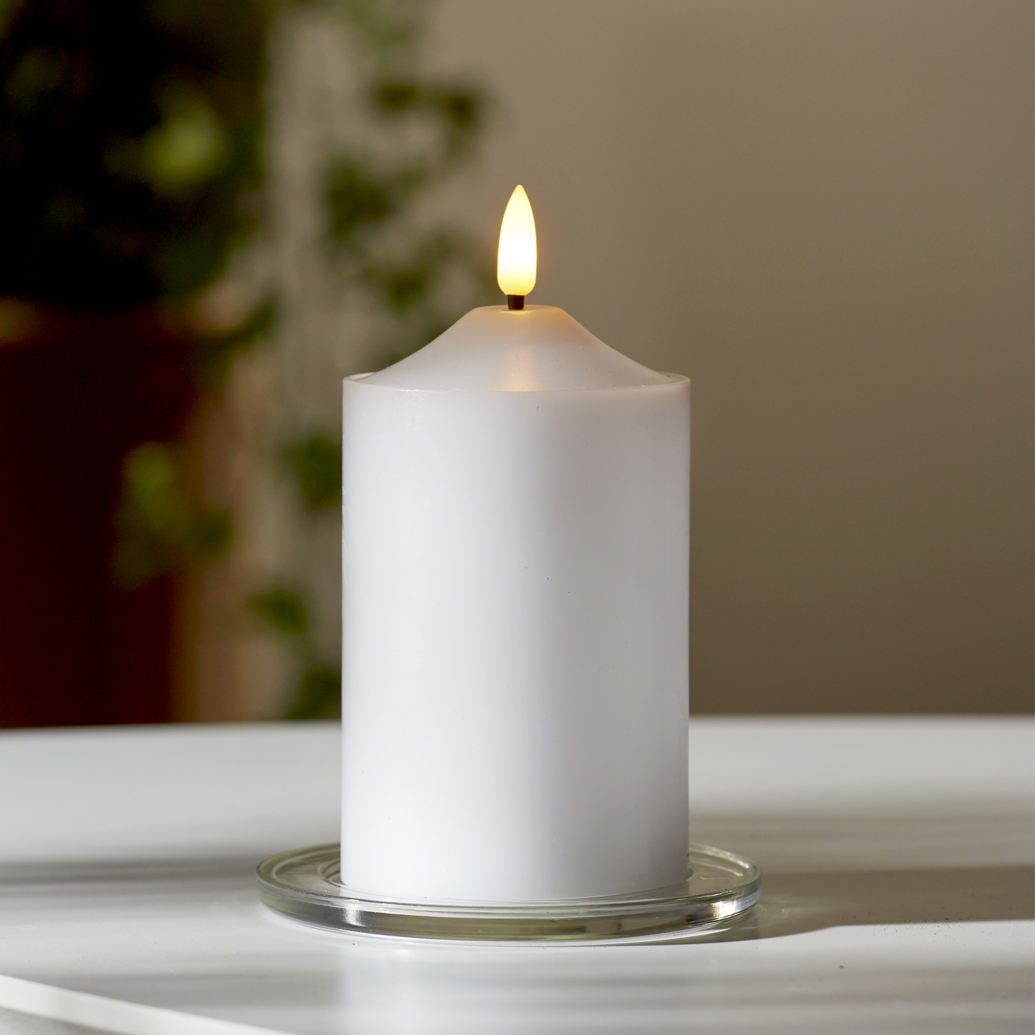 LED Stumpenkerze Flamme - Echtwachs - warmweiße 3D Flamme - H: 15cm - Batterie - Timer - weiß LED Stumpenkerze Flamme - Echtwachs - warmweiße 3D Flamme - H: 15cm - Batterie - Timer - weiß