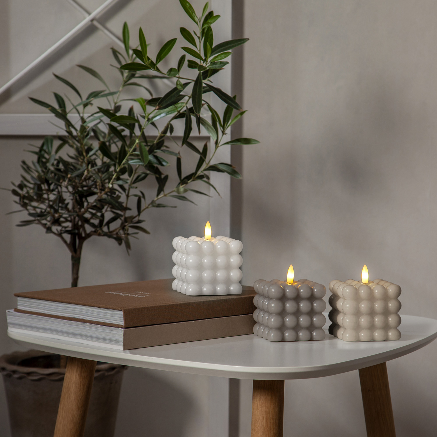 LED Kerze Bubble - Würfelkerze - Echtwachs - realistische 3D Flamme - H: 9,5cm - Timer - weiß LED Kerze Bubble - Würfelkerze - Echtwachs - realistische 3D Flamme - H: 9,5cm - Timer - weiß