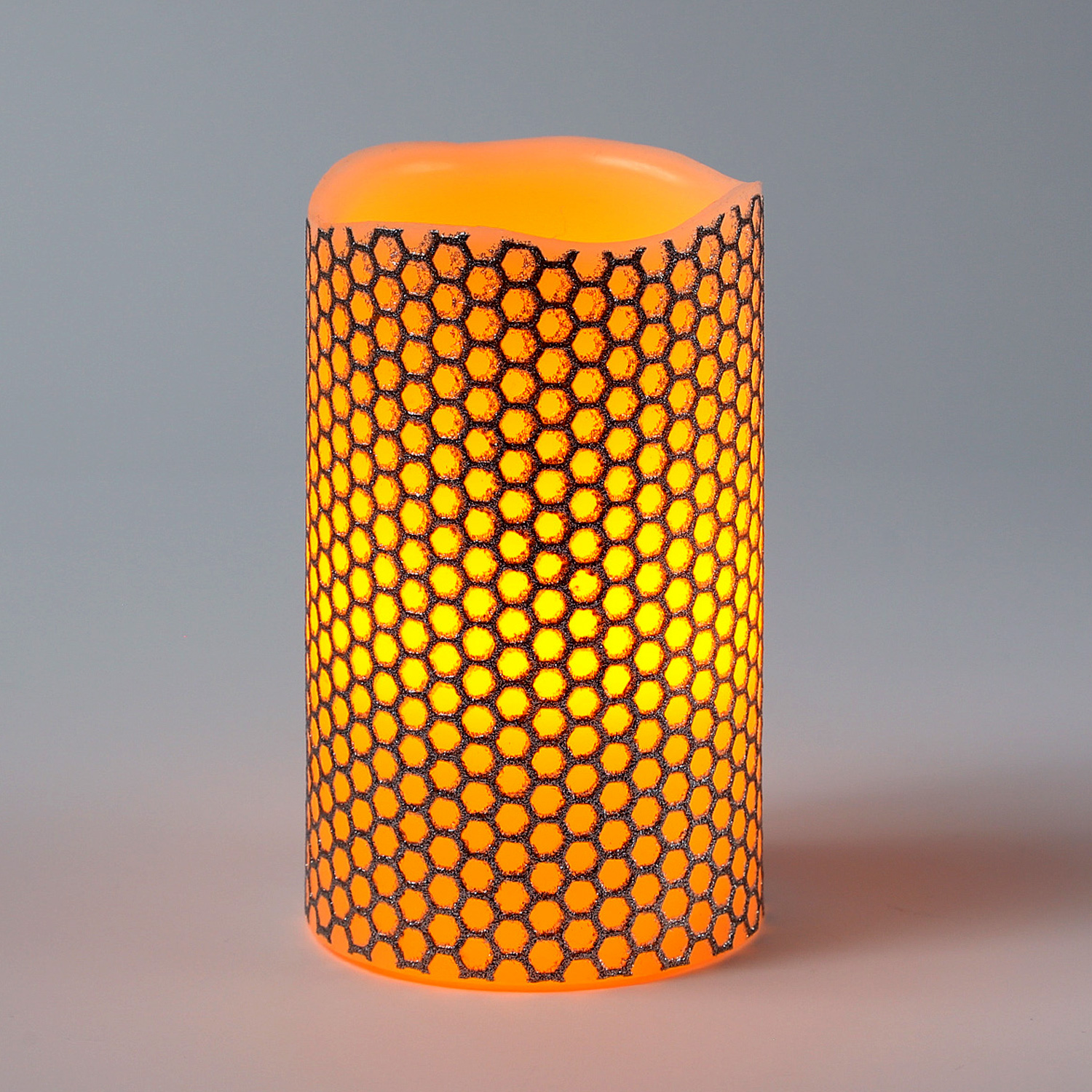 LED Kerze "Honey" - Echtwachs - gelbe LED Flamme - flackernd - D: 7,5cm, H: 12cm - silber/weiß LED Kerze "Honey" - Echtwachs - gelbe LED Flamme - flackernd - D: 7,5cm, H: 12cm - silber/weiß