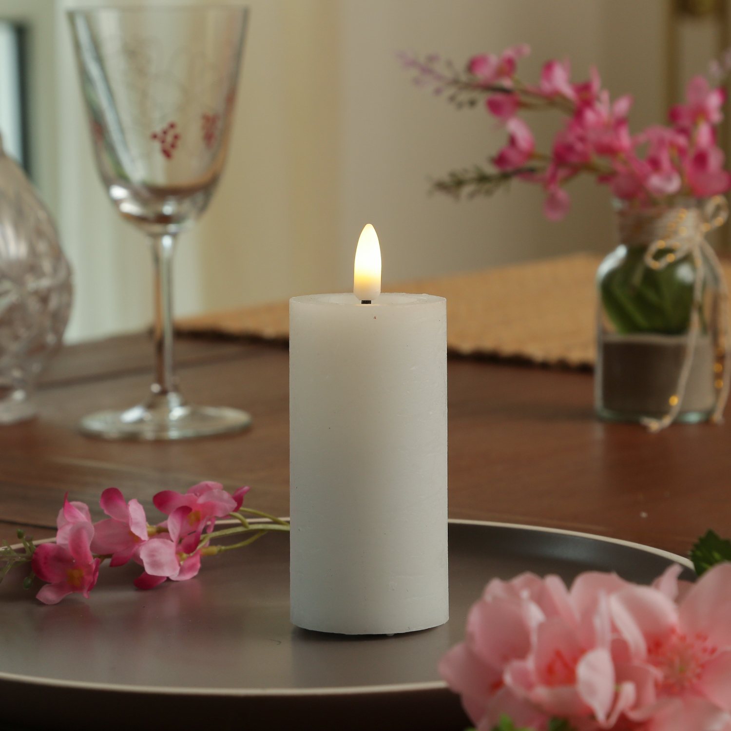 LED Kerze LINA - Rustik-Optik - Echtwachs - 3D Flamme - H: 12,5cm - D: 5cm - Batterie - Timer - weiß