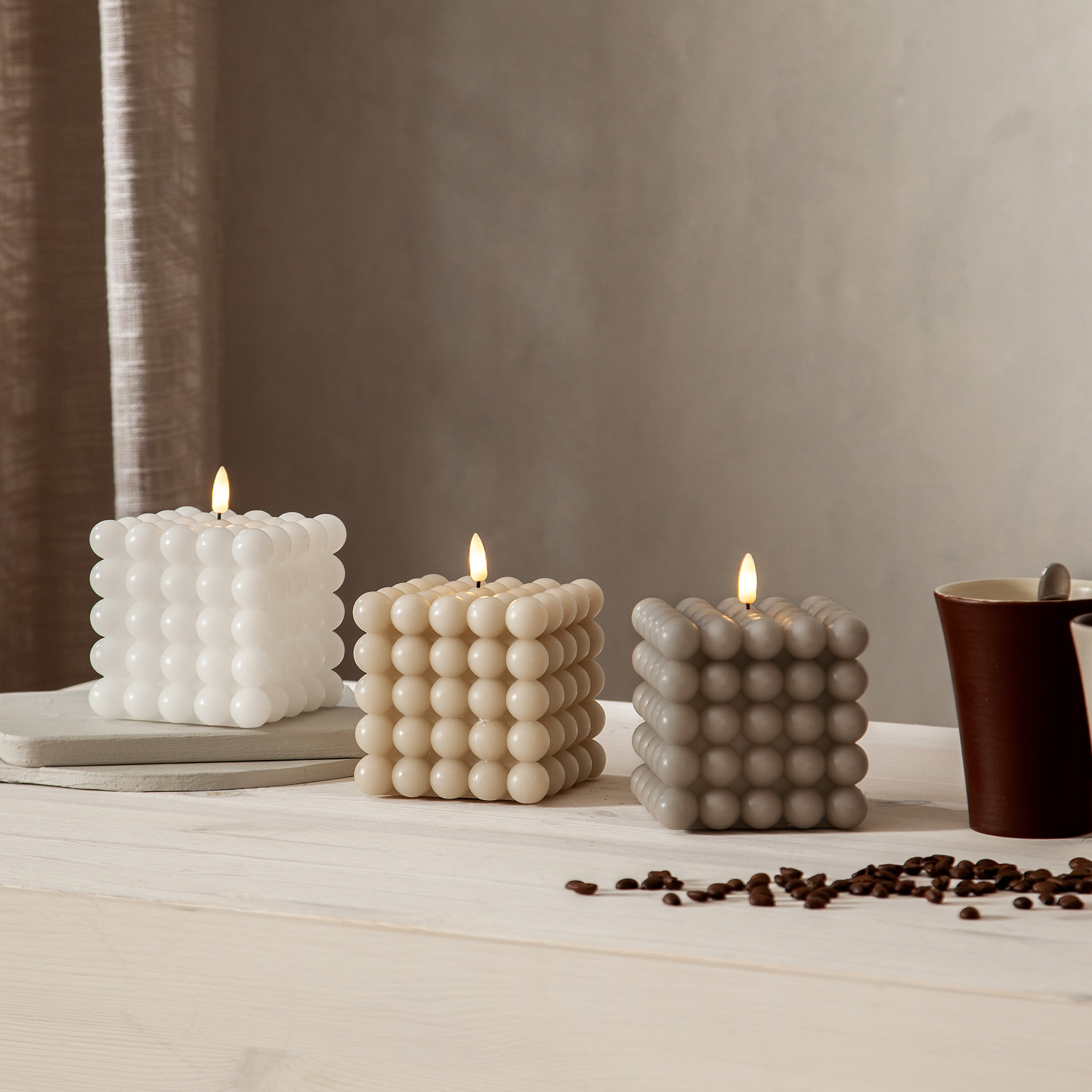 LED Kerze Bubble - Würfelkerze - Echtwachs - realistische 3D Flamme - H: 12,5cm - Timer - creme LED Kerze Bubble - Würfelkerze - Echtwachs - realistische 3D Flamme - H: 12,5cm - Timer - creme