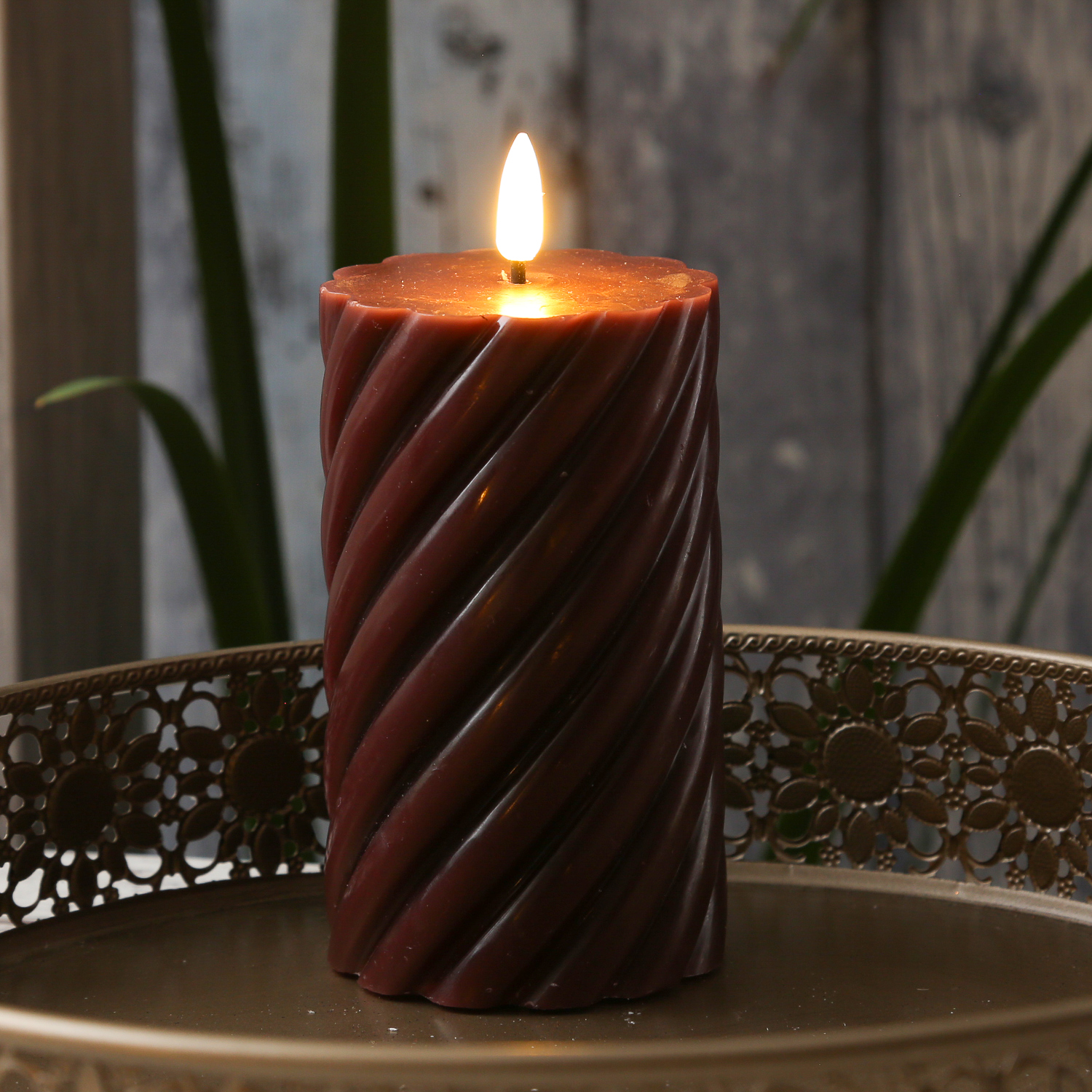 LED Stumpenkerze SWIRL - Echtwachs - warmweiße 3D Flamme - H: 15cm - Batterie - Timer - weinrot