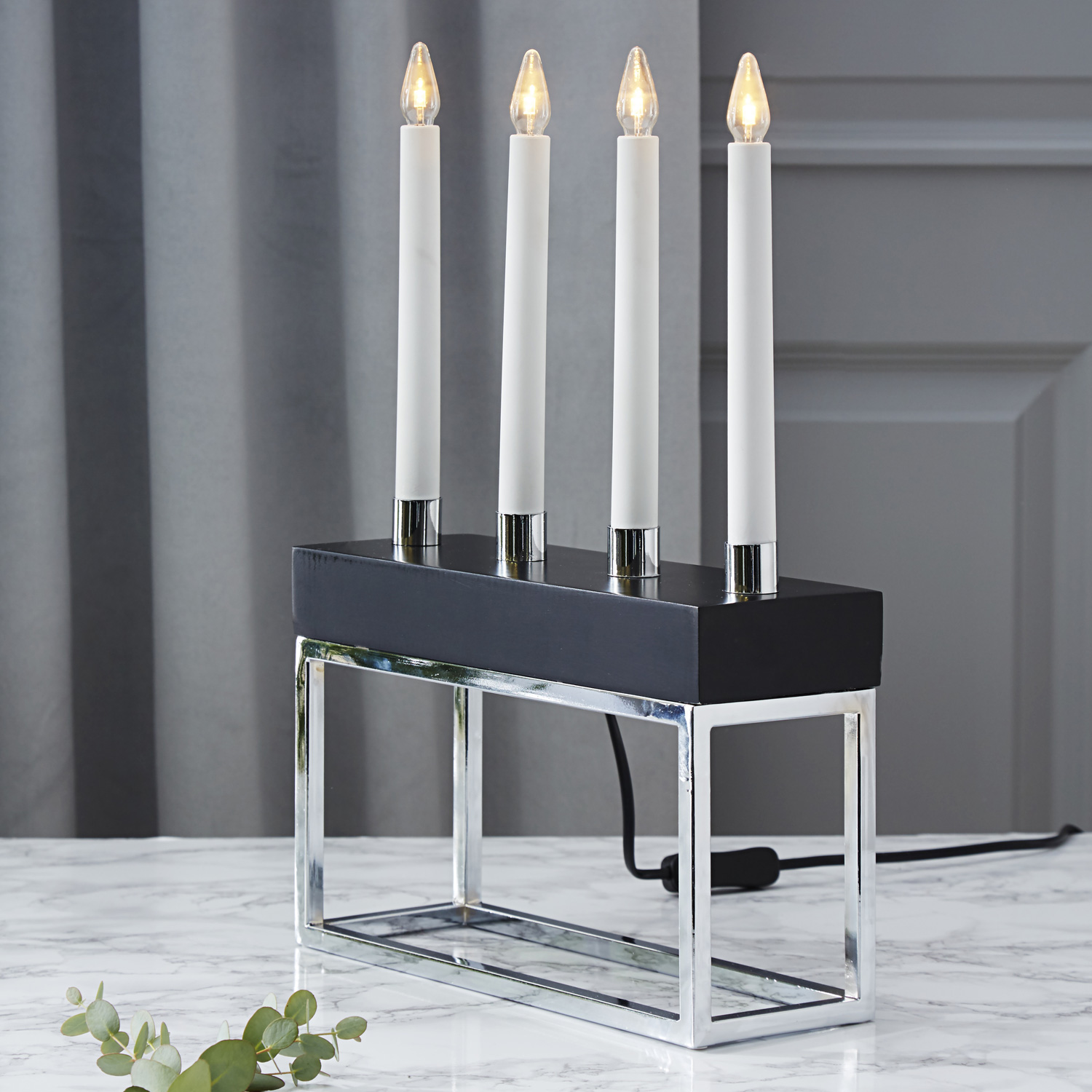 LED-Fensterleuchter "Framy" - 4flammig - warmweiße LEDs - H: 40cm - Schalter - Schwarz/Gold LED-Fensterleuchter "Framy" - 4flammig - warmweiße LEDs - H: 40cm - Schalter - Schwarz/Gold