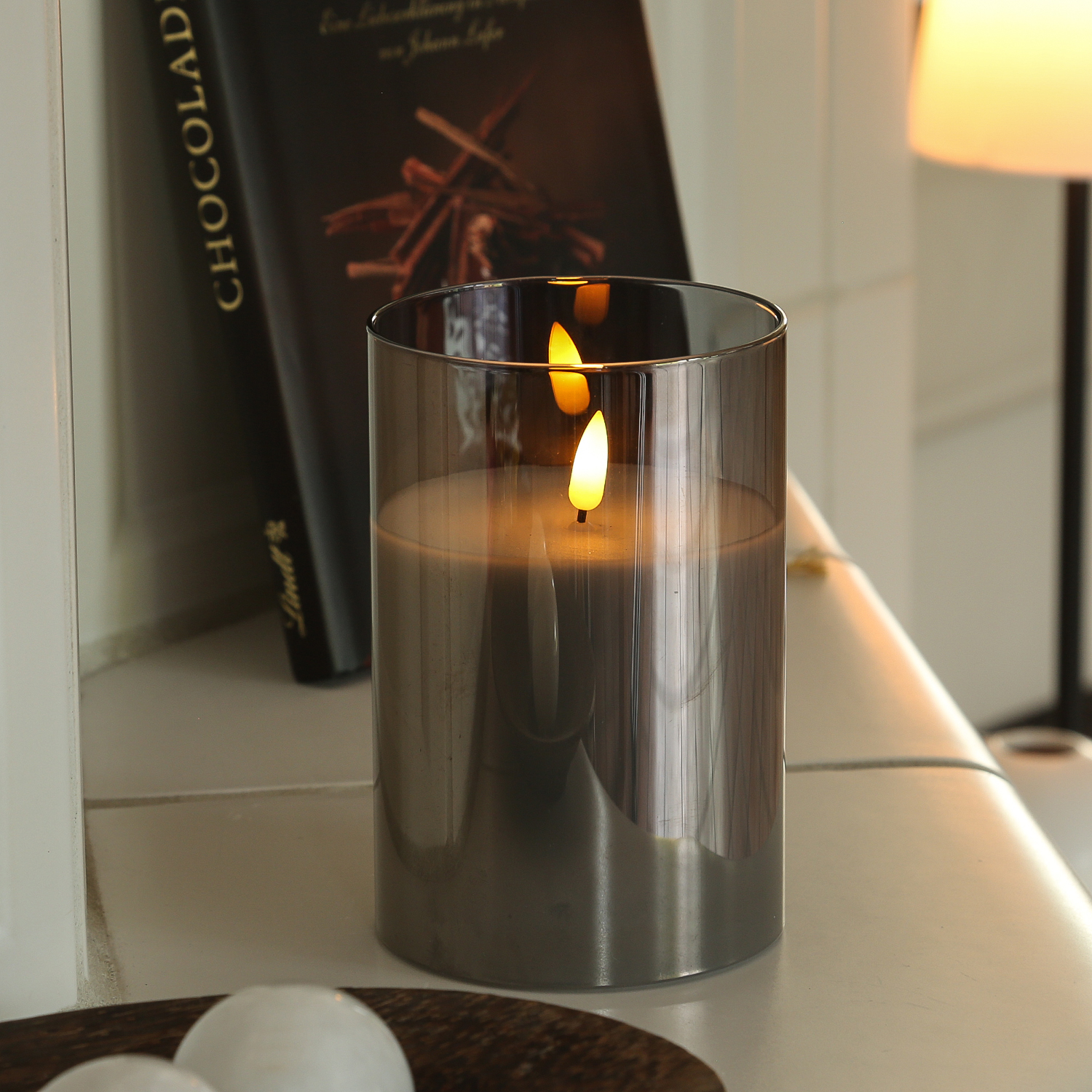 LED Kerze im Glas - Windlicht - Echtwachs - flackernde 3D Flamme - Timer - H: 15cm - rauchgrau LED Kerze im Glas - Windlicht - Echtwachs - flackernde 3D Flamme - Timer - H: 15cm - rauchgrau