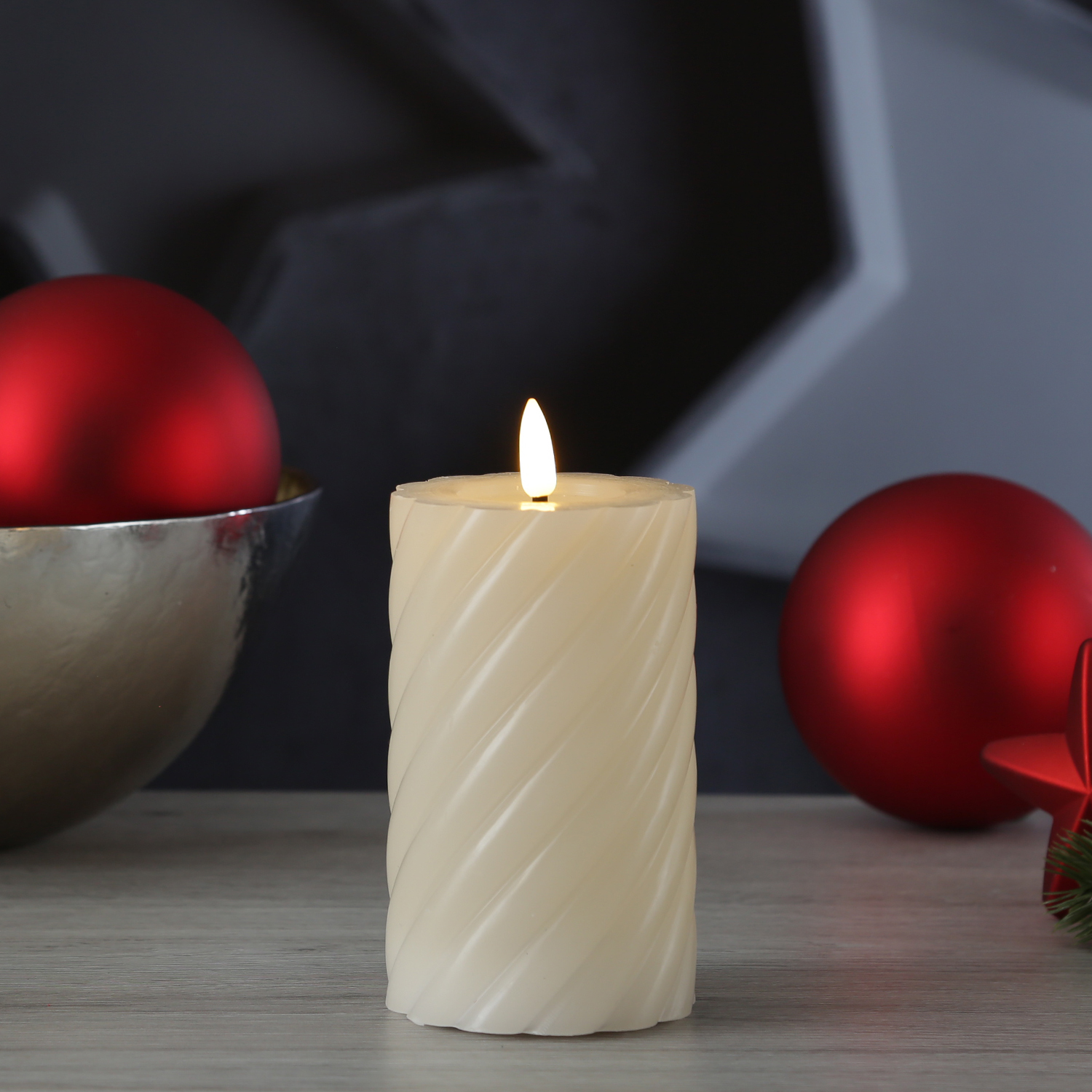 LED Stumpenkerze TWIST - Echtwachs - warmweiße 3D Flamme - H: 15cm - Batterie - Timer - creme
