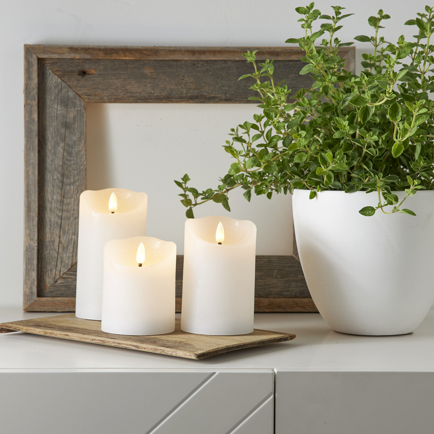 LED Stumpenkerze RUSTIC - Echtwachs - warmweiße 3D Flamme - H: 12,5cm - Batterie - Timer - weiß LED Stumpenkerze RUSTIC - Echtwachs - warmweiße 3D Flamme - H: 12,5cm - Batterie - Timer - weiß