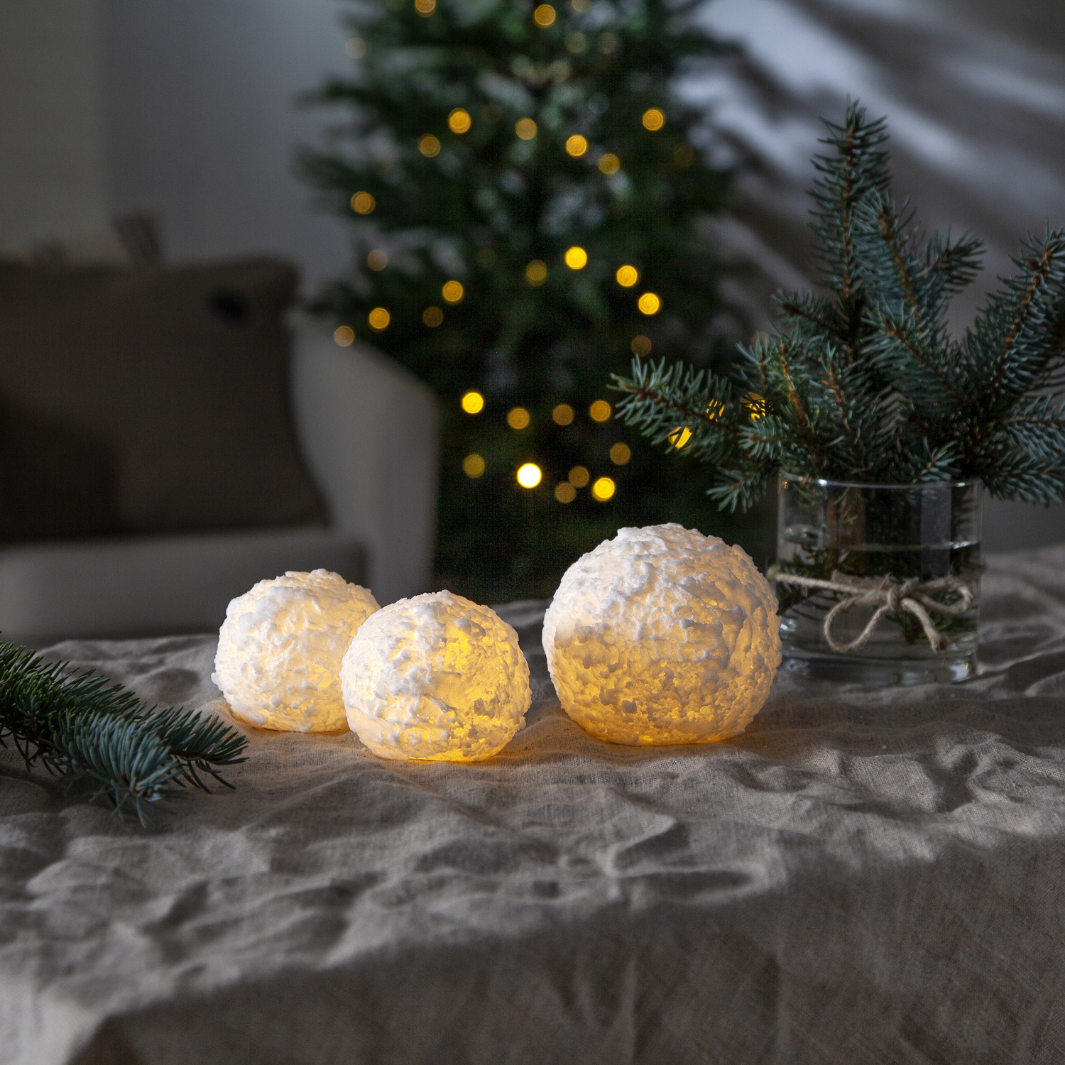 LED Kerze Schneeball - Echtwachs - flackernde warmweiße LED - H: 9cm - D: 10cm - Timer - weiß