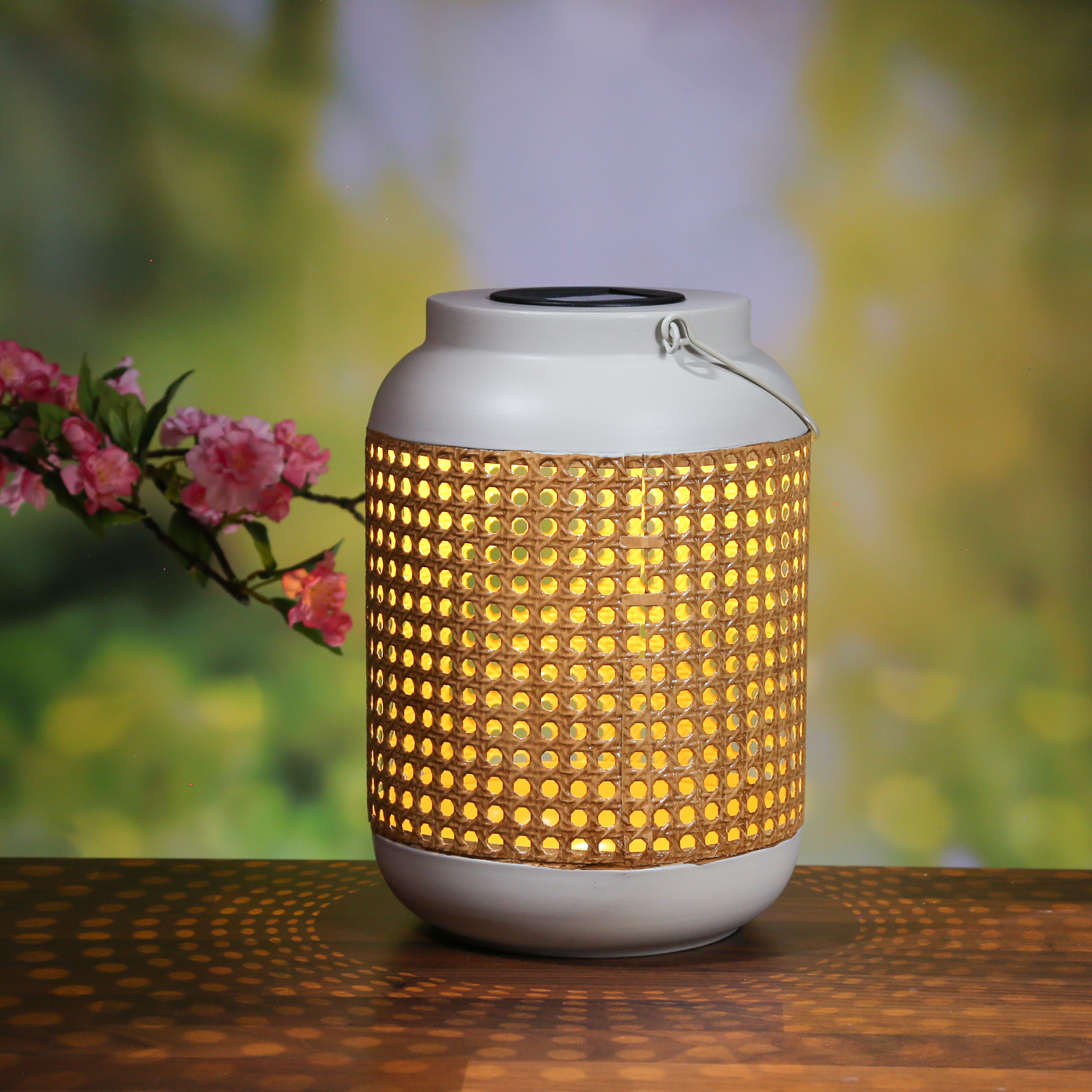 LED Solar Laterne - Bambus Optik - hängend/stehend - Metall - warmweiße LED - H: 28cm - weiß, braun LED Solar Laterne - Bambus Optik - hängend/stehend - Metall - warmweiße LED - H: 28cm - weiß, braun