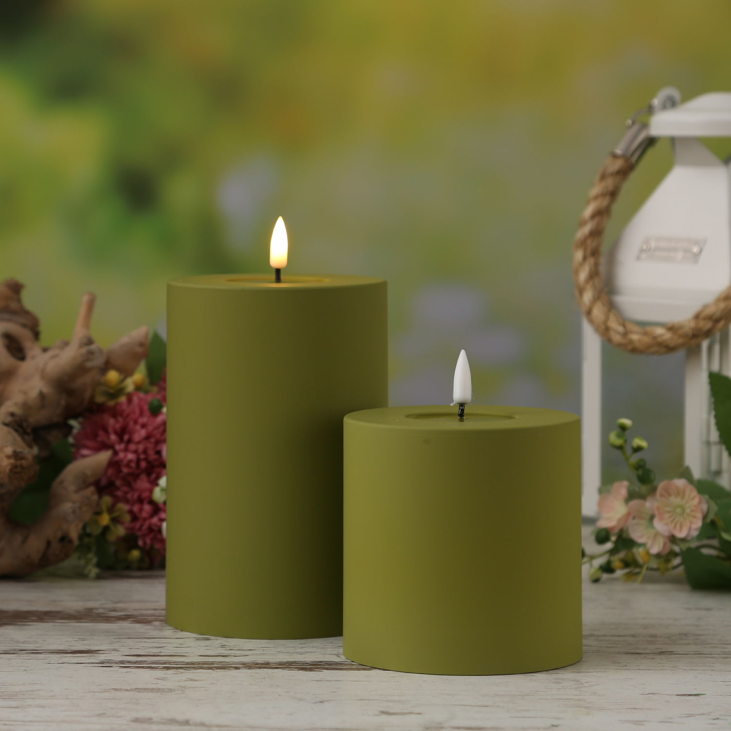 LED Stumpenkerze MIA - Kunststoff - 3D Flamme - H: 10cm - D: 10cm - für Außen - olivgrün