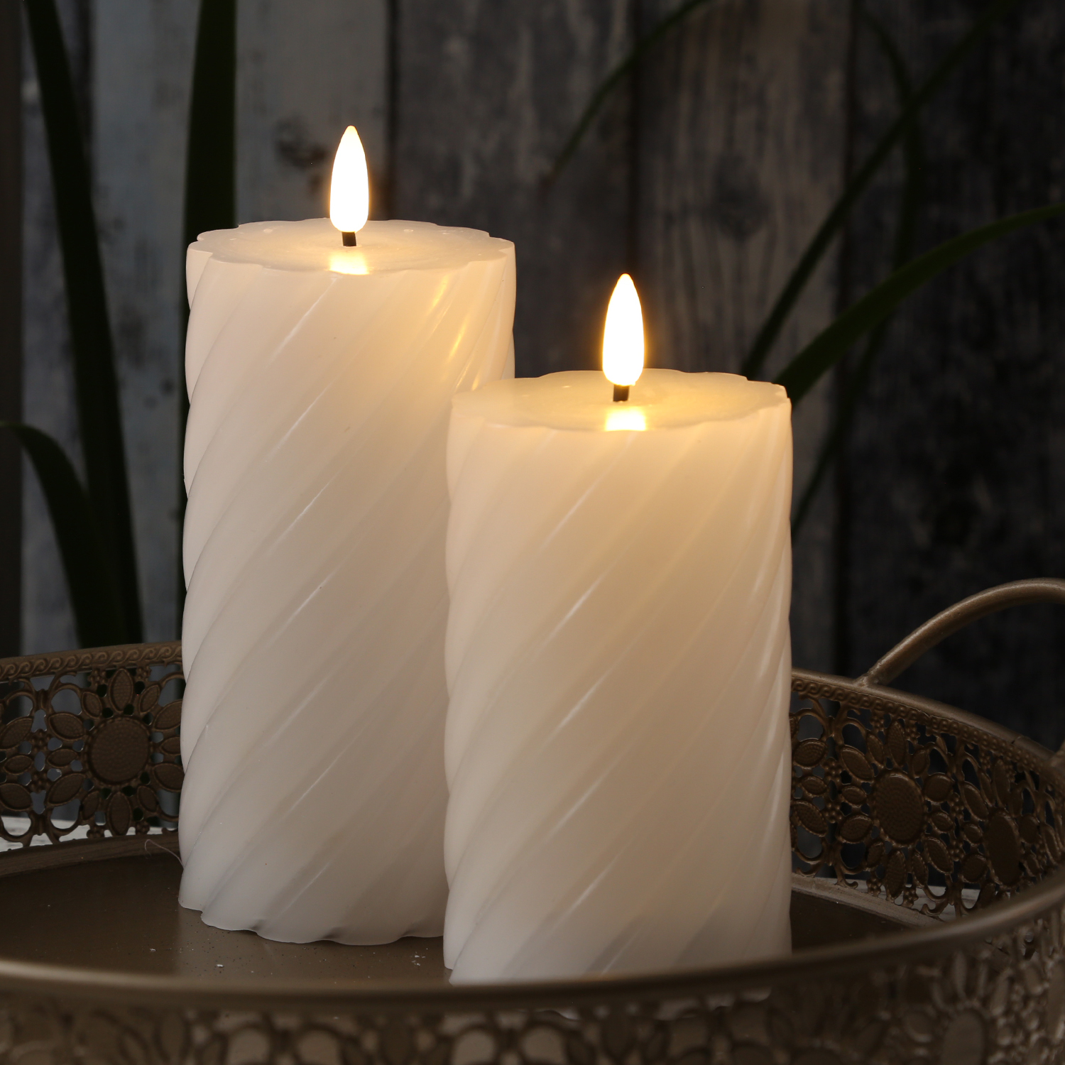 LED Stumpenkerze SWIRL - Echtwachs - warmweiße 3D Flamme - H: 17,5cm - Batterie - Timer - weiß LED Stumpenkerze SWIRL - Echtwachs - warmweiße 3D Flamme - H: 17,5cm - Batterie - Timer - weiß