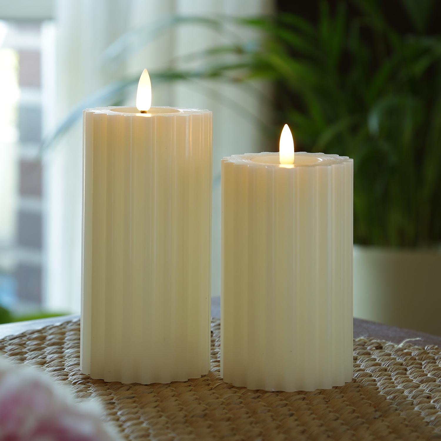 LED Kerze LIV - gerillt - Echtwachs - warmweiße 3D Flamme - H: 14,5cm - D: 7,5cm - Timer - creme LED Kerze LIV - gerillt - Echtwachs - warmweiße 3D Flamme - H: 14,5cm - D: 7,5cm - Timer - creme