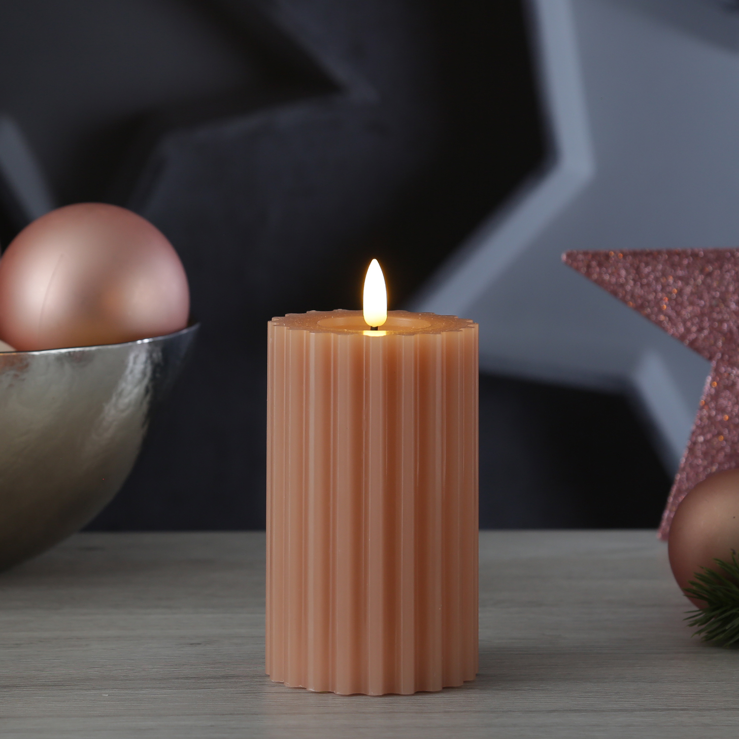 LED Kerze LIV - gerillt - Echtwachs - warmweiße 3D Flamme - H: 14,5cm - D: 7,5cm - Timer - altrosa LED Kerze LIV - gerillt - Echtwachs - warmweiße 3D Flamme - H: 14,5cm - D: 7,5cm - Timer - altrosa