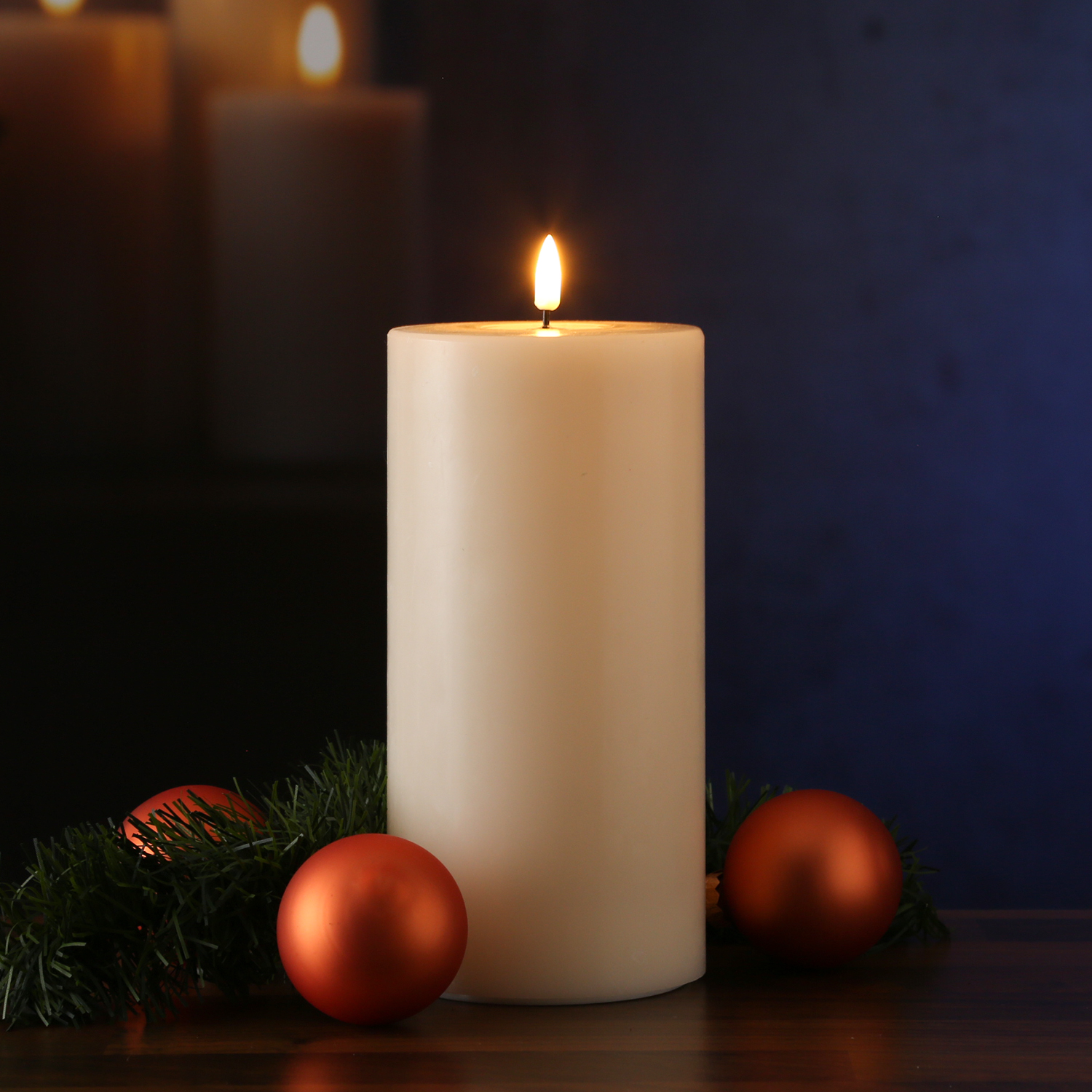 LED Stumpenkerze MIA - Echtwachs - realistische 3D Flamme - H: 20cm D:10cm - Batteriebetrieb - creme LED Stumpenkerze MIA - Echtwachs - realistische 3D Flamme - H: 20cm D:10cm - Batteriebetrieb - creme