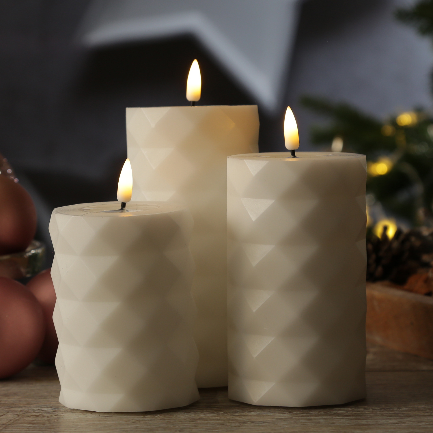 LED Stumpenkerze MIA - Rautenmuster - Echtwachs - 3D Flamme - H: 15cm - D: 7,5cm - weiß LED Stumpenkerze MIA - Rautenmuster - Echtwachs - 3D Flamme - H: 15cm - D: 7,5cm - weiß