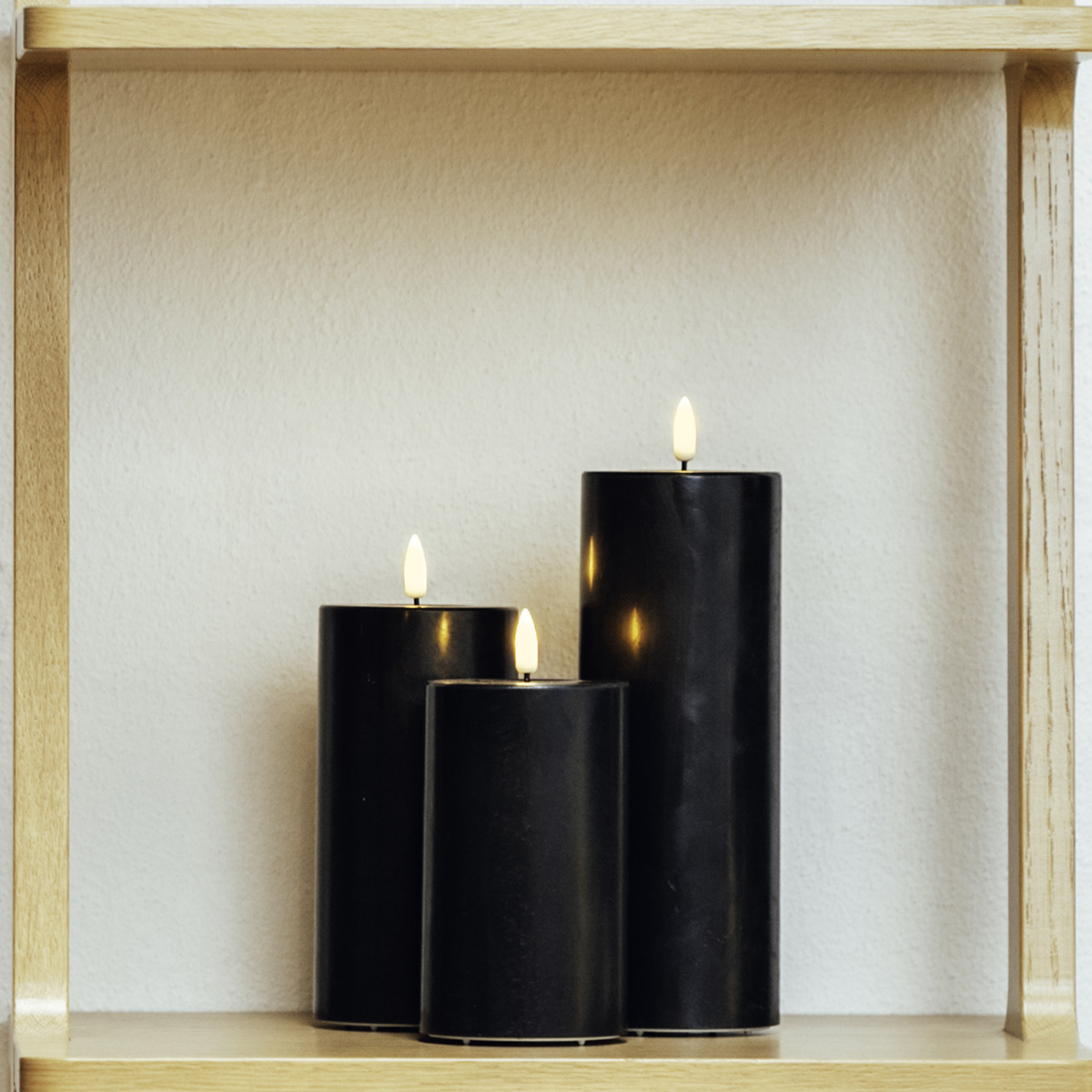 LED Stumpenkerze MIA - Echtwachs - realistische 3D Flamme - H: 10cm - Batteriebetrieb - schwarz LED Stumpenkerze MIA - Echtwachs - realistische 3D Flamme - H: 10cm - Batteriebetrieb - schwarz