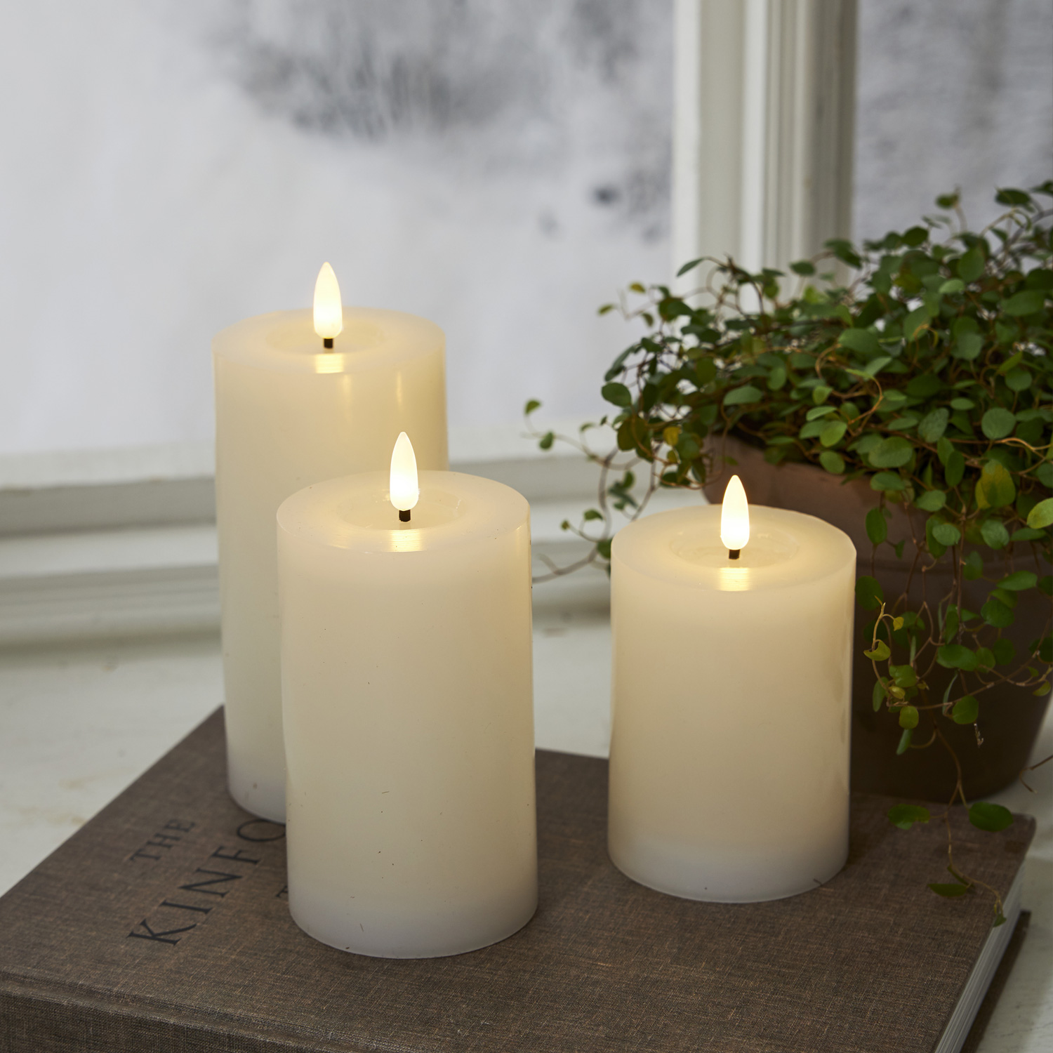 LED Stumpenkerze LINA - Echtwachs - realistische 3D Flamme - H: 12,5cm - Batterie - Timer - weiß