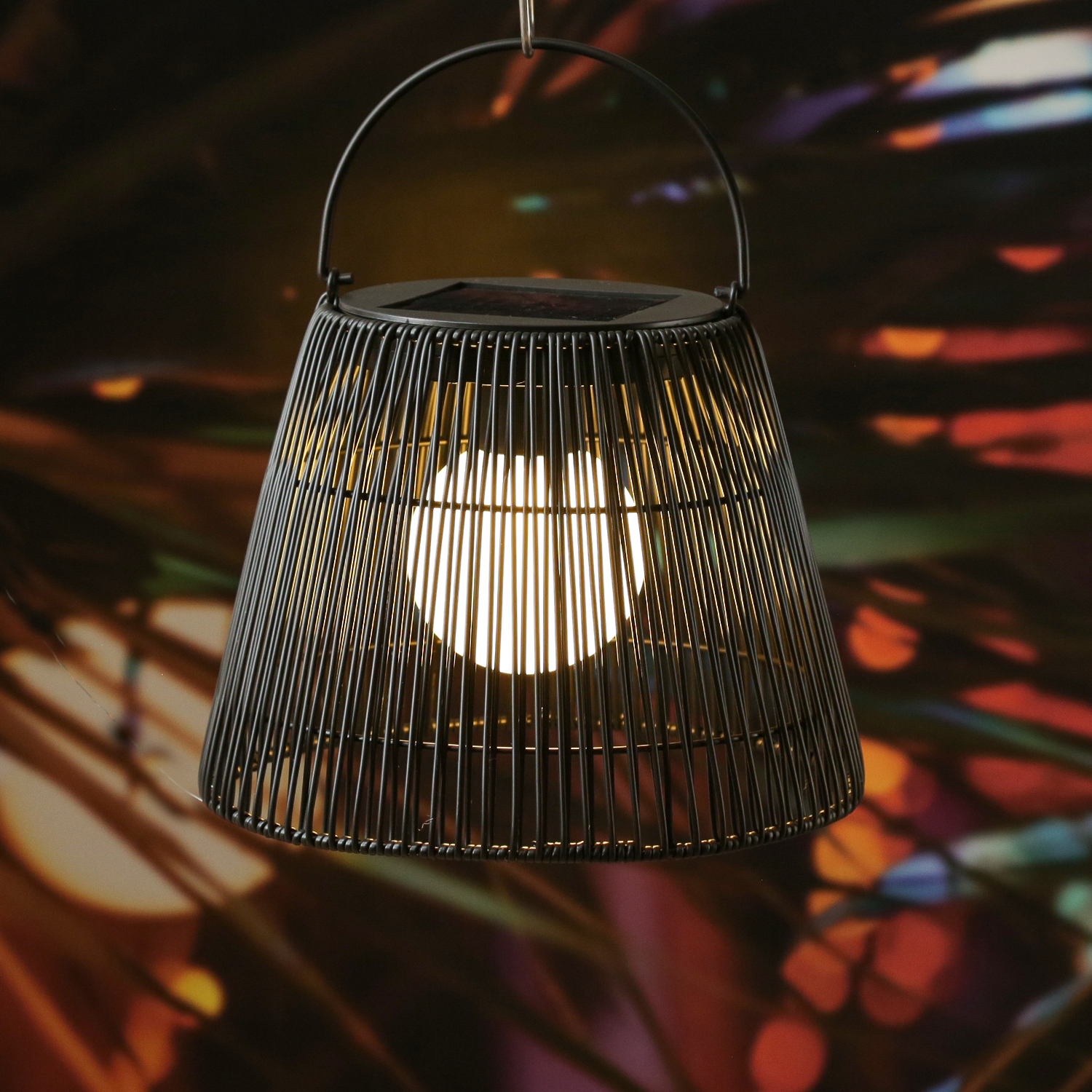 LED Solar Laterne-Haengeleuchte - Rattanoptik  - warmweisse LED - H- 22cm - Lichtsensor - schwarz LED Solar Laterne-Haengeleuchte - Rattanoptik  - warmweisse LED - H- 22cm - Lichtsensor - schwarz