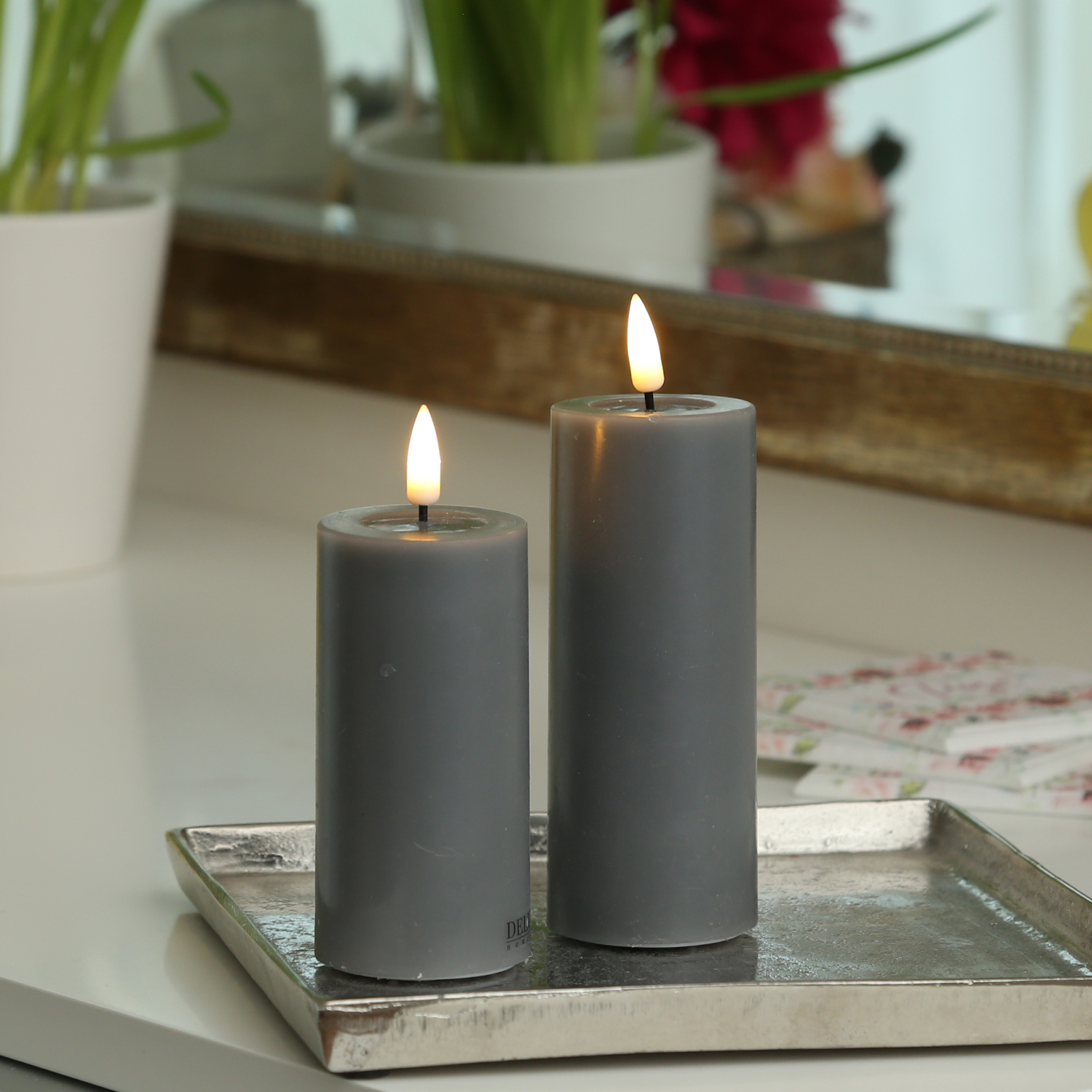 LED Stumpenkerze MIA - Echtwachs - realistische 3D Flamme - H: 10cm D: 5cm - Batterie - grau LED Stumpenkerze MIA - Echtwachs - realistische 3D Flamme - H: 10cm D: 5cm - Batterie - grau