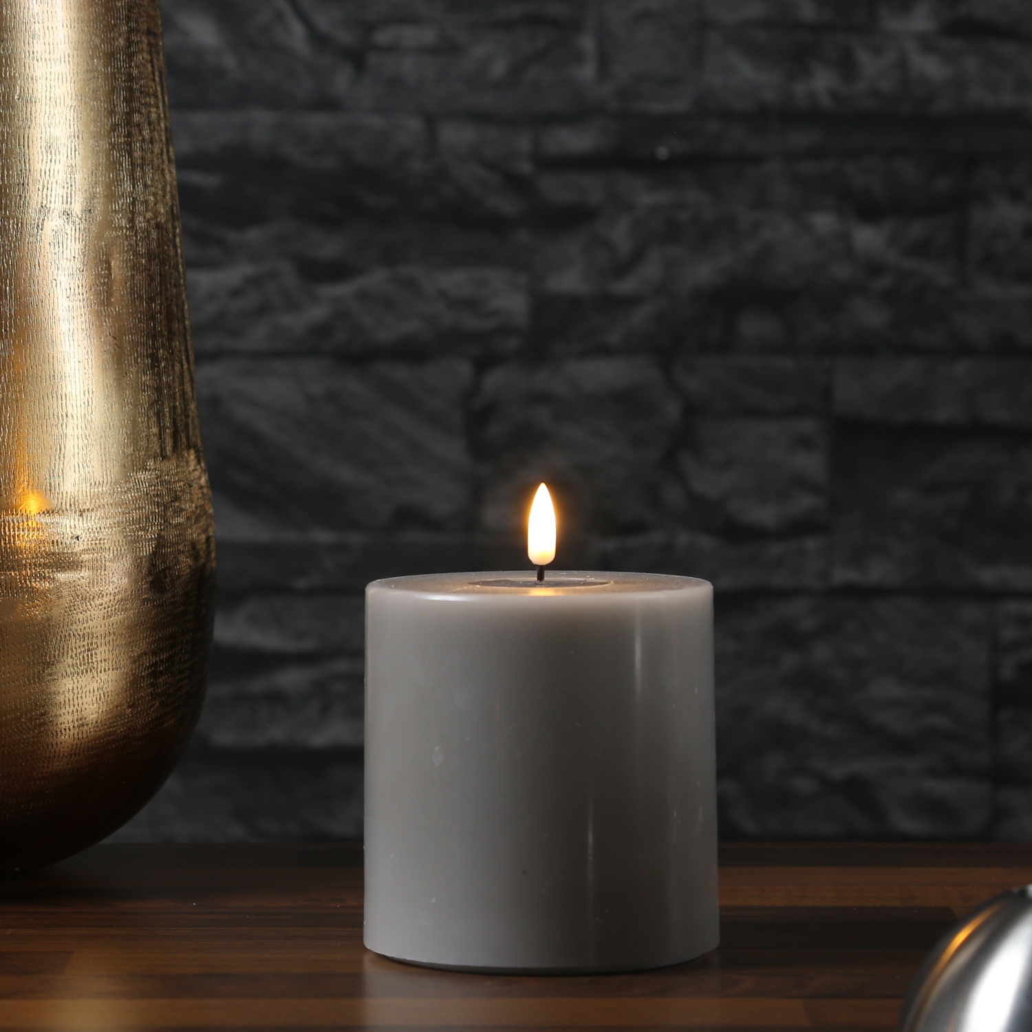 LED Stumpenkerze MIA - Echtwachs - realistische 3D Flamme - H: 10cm - D: 10cm - sand/taupe LED Stumpenkerze MIA - Echtwachs - realistische 3D Flamme - H: 10cm - D: 10cm - sand/taupe