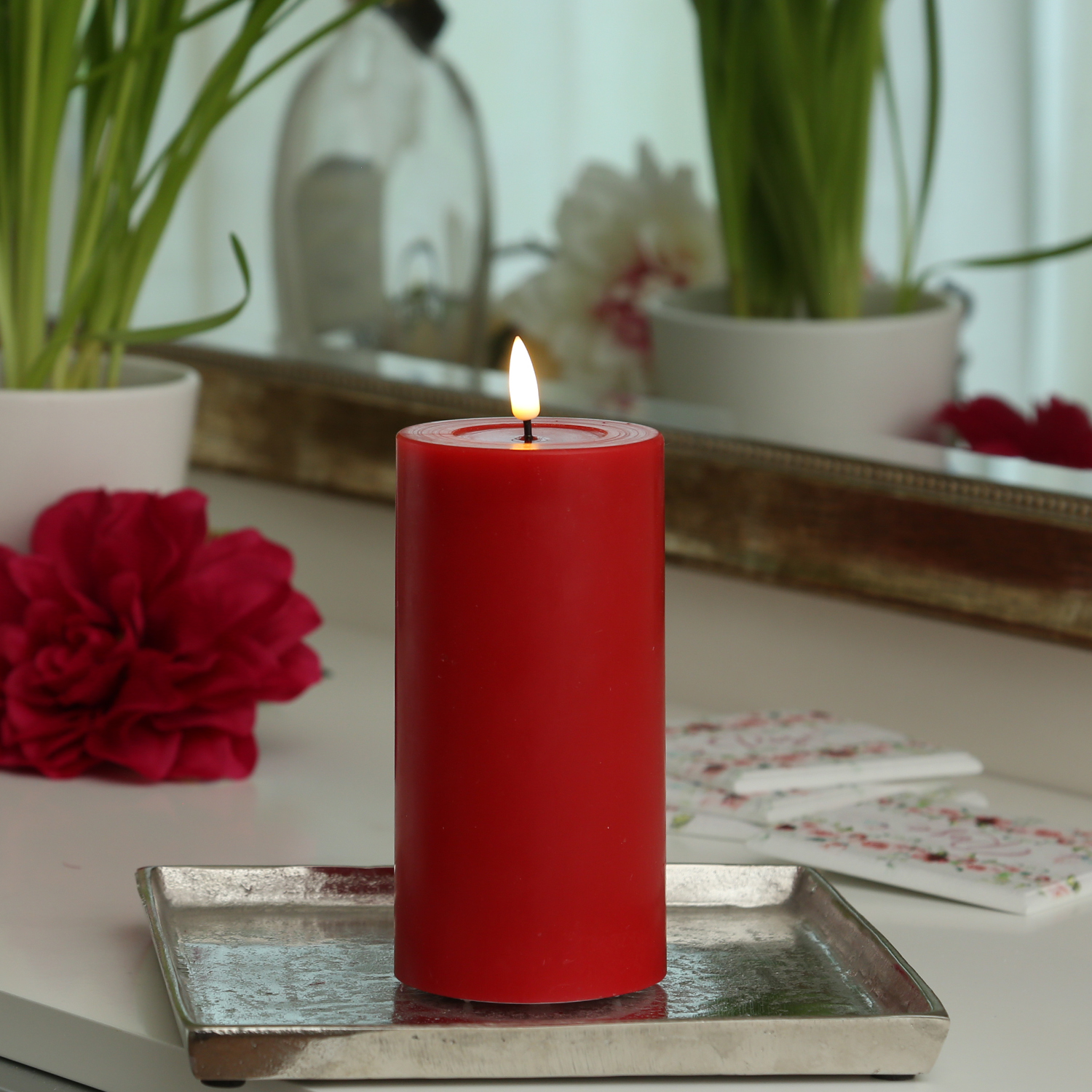 LED Stumpenkerze MIA - Echtwachs - realistische 3D Flamme - H: 15cm - D: 7,5cm - rot LED Stumpenkerze MIA - Echtwachs - realistische 3D Flamme - H: 15cm - D: 7,5cm - rot