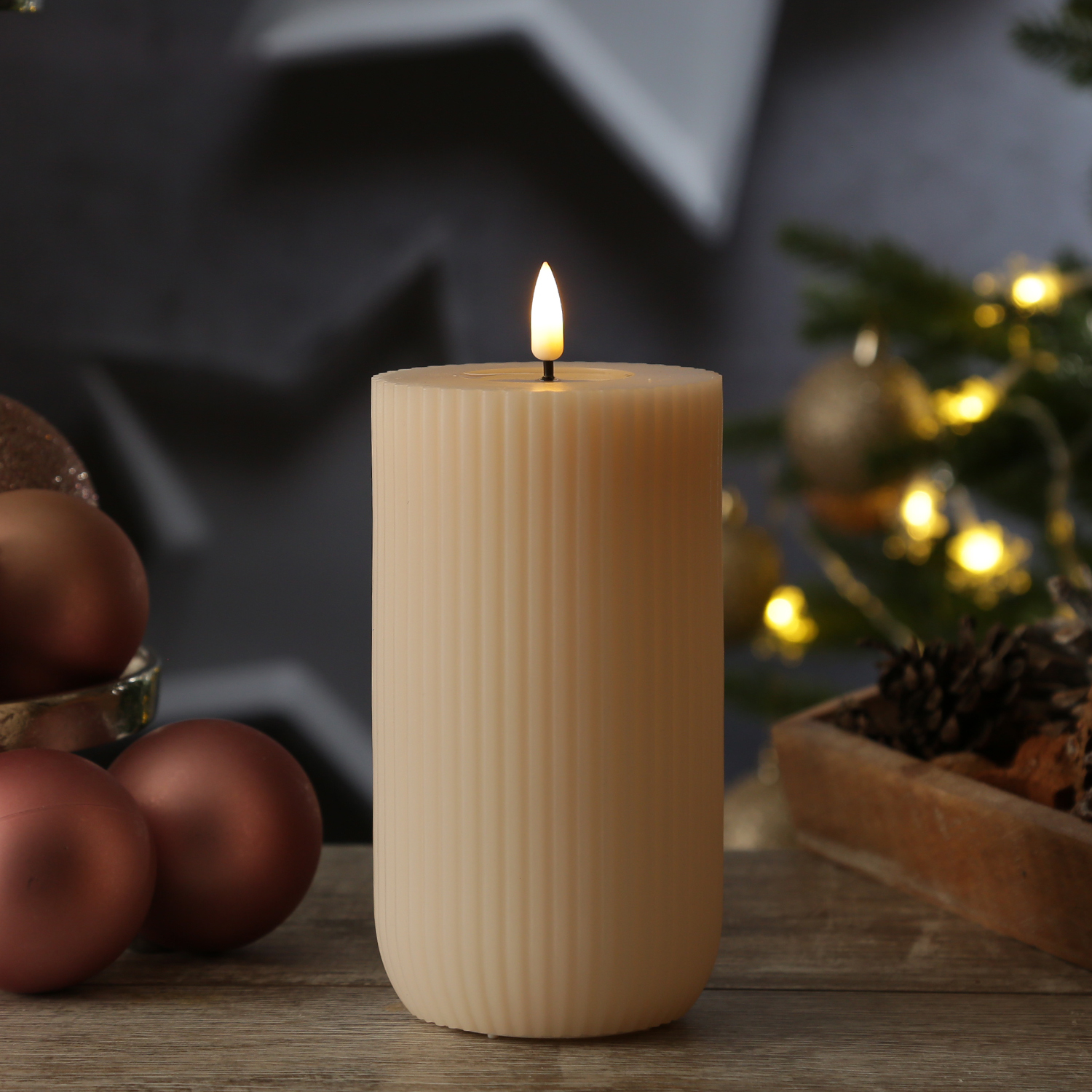 LED Stumpenkerze MIA - gerillt - Echtwachs - 3D Flamme - H: 15cm - D: 8cm - creme LED Stumpenkerze MIA - gerillt - Echtwachs - 3D Flamme - H: 15cm - D: 8cm - creme