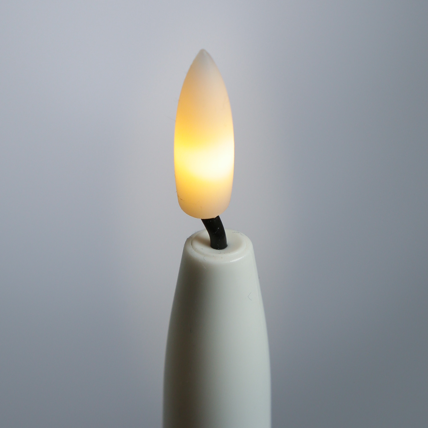 LED Stabkerzen - Kunststoff - realistische 3D Flamme - H: 28cm - Timer - für Innen/Außen - weiß LED Stabkerzen - Kunststoff - realistische 3D Flamme - H: 28cm - Timer - für Innen/Außen - weiß