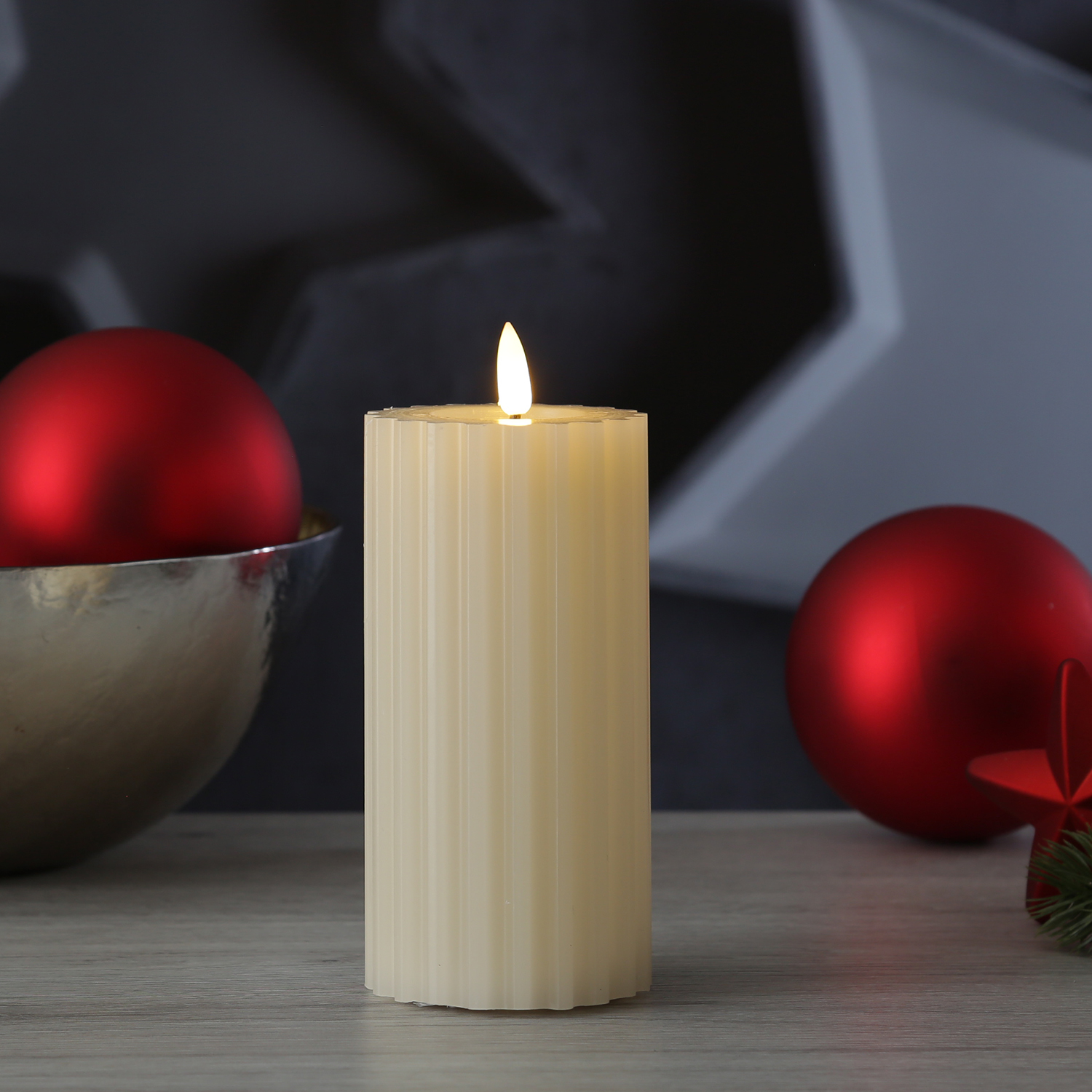 LED Kerze LIV - gerillt - Echtwachs - warmweiße 3D Flamme - H: 17,5cm - D: 7,5cm - Timer - creme LED Kerze LIV - gerillt - Echtwachs - warmweiße 3D Flamme - H: 17,5cm - D: 7,5cm - Timer - creme
